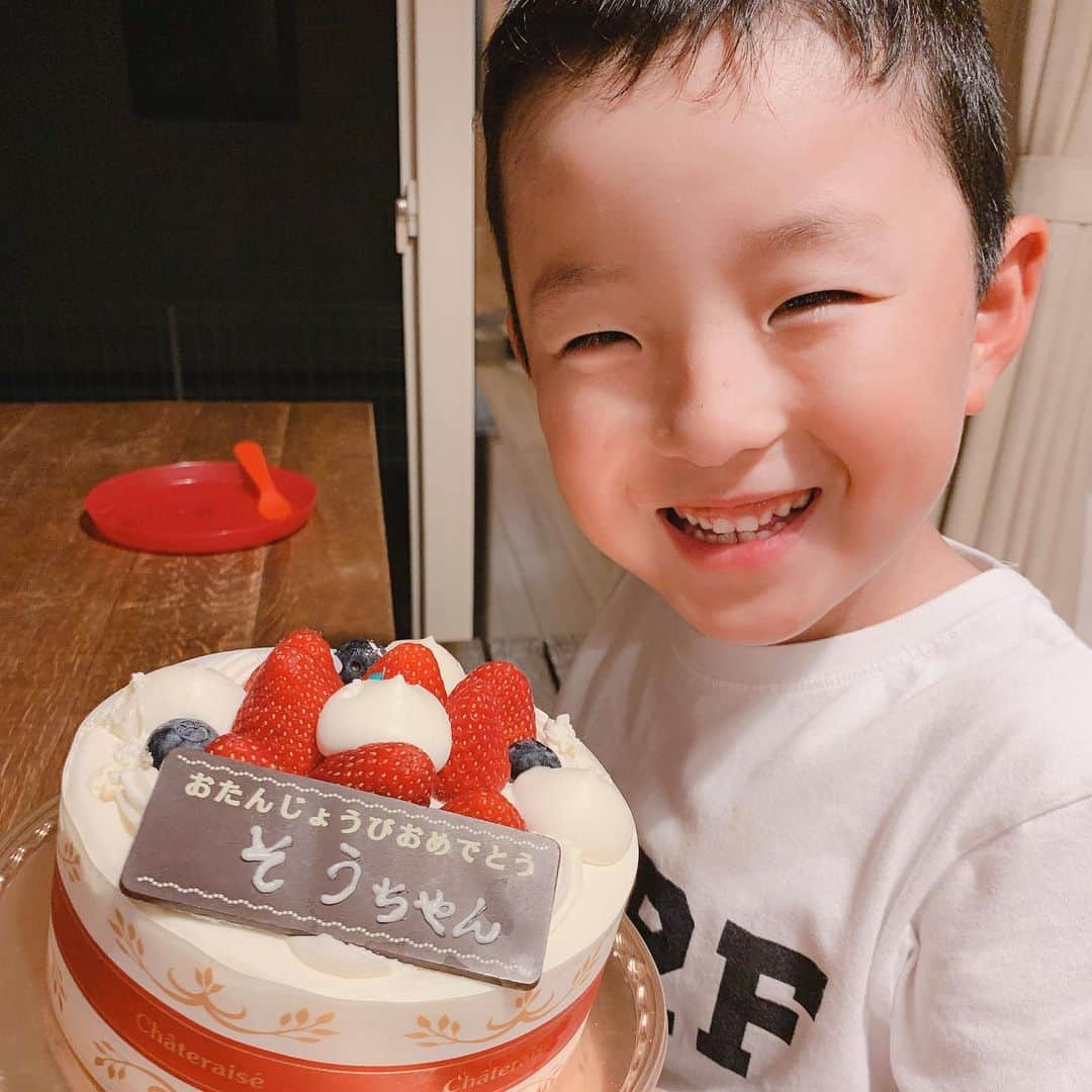 若林翔子さんのインスタグラム写真 - (若林翔子Instagram)「* * 次男7才！！ ハッピーバースデー🎉  いっぱい食べて大きくなって〜🤗 * * #誕生日 #プレゼント #ラジコン #バースデー #ディナー #カレー #鮭とブロッコリーのグリル #サラダ #トマト  #もやしのザーサイ炒め #笑うと目がなくなる #7才では野球をがんばる #そうです」6月18日 22時03分 - shokowakabayashi1685