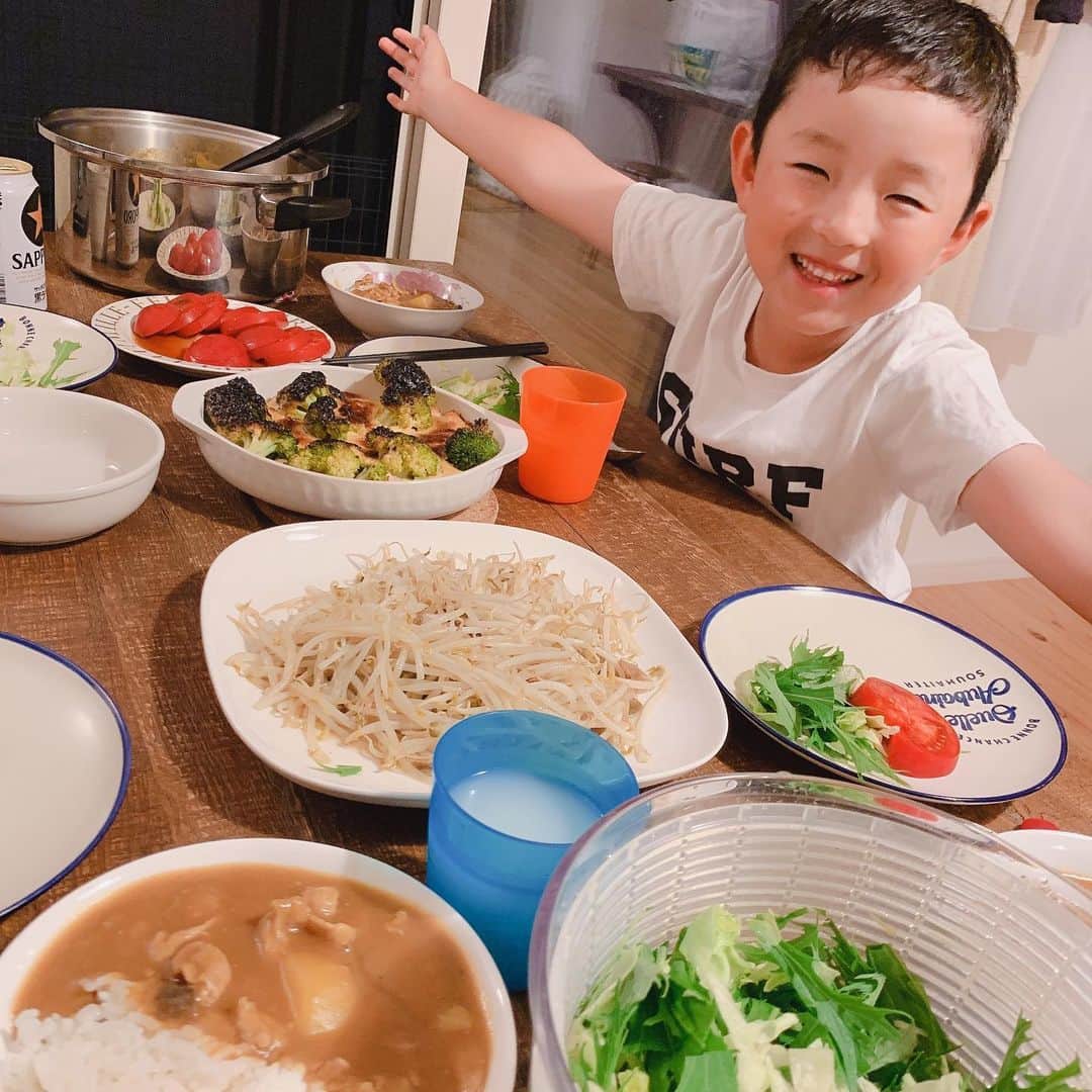 若林翔子のインスタグラム：「* * 次男7才！！ ハッピーバースデー🎉  いっぱい食べて大きくなって〜🤗 * * #誕生日 #プレゼント #ラジコン #バースデー #ディナー #カレー #鮭とブロッコリーのグリル #サラダ #トマト  #もやしのザーサイ炒め #笑うと目がなくなる #7才では野球をがんばる #そうです」