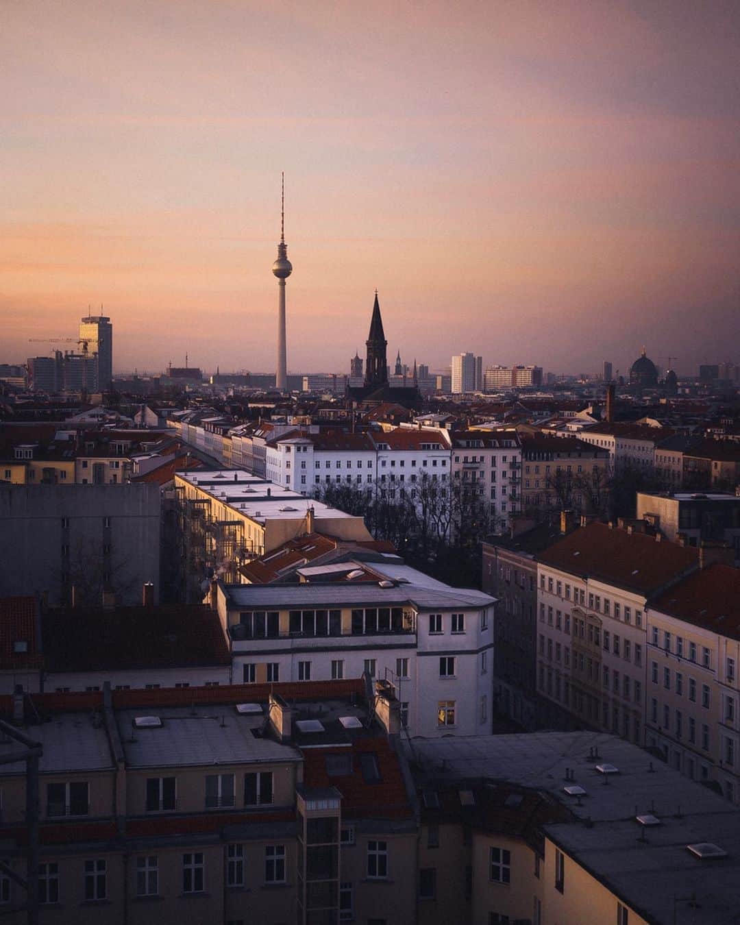 Thomas Kakarekoさんのインスタグラム写真 - (Thomas KakarekoInstagram)「Anzeige I Charged With Passion  sunrise in Berlin, empty streets, perfect light, and my friend @liz_b - still the best way to recharge my batteries after a long week. Super happy to announce that we have been challenged by @MINI to tell you our personal #ChargedWithPassion story leading up to the introduction of MINI Electric #MINI #MINIElectric」6月18日 22時05分 - thomas_k