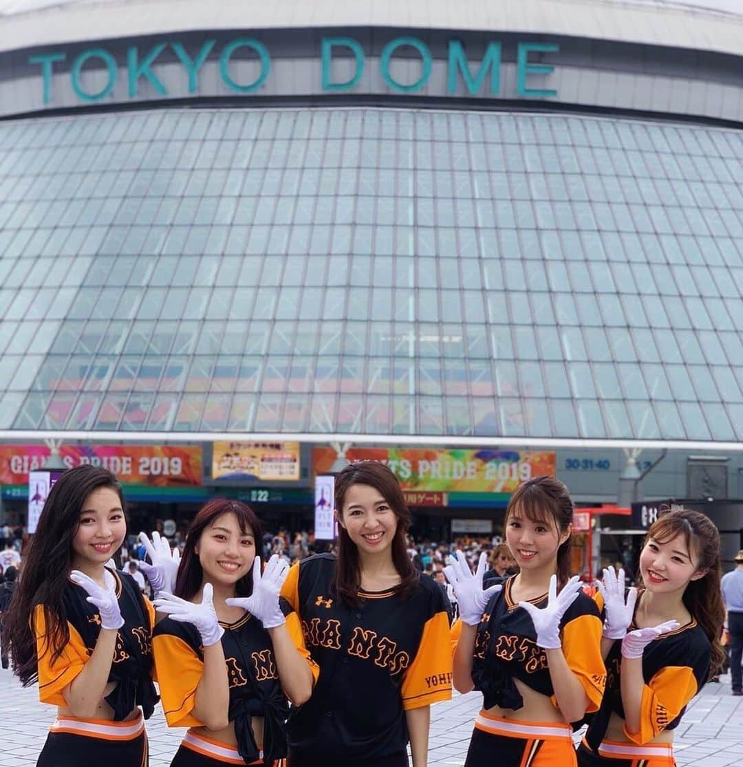 阿部智帆のインスタグラム：「GIANTS勝利〜🧡 . ５カード勝ち越しへ向けて 大事な初戦に白星GET🙈🌟 この勢いのまま 交流戦 優勝まで駆け抜けましょー‼️ . 優勝、、優勝、、、優勝🤩‼️‼️ . あ〜考えるだけでニヤニヤが止まらない🙈🤤💖 . . , ステージでは VENUSとBs Girlsのコラボダンスも💕 試合前から笑顔いっぱい盛り上がりました😆 . 明日も16時〜22ゲート前で みんなと一緒にお待ちしてます🧡 . . #giants #巨人 #オリックス #セパ交流戦 #venus」