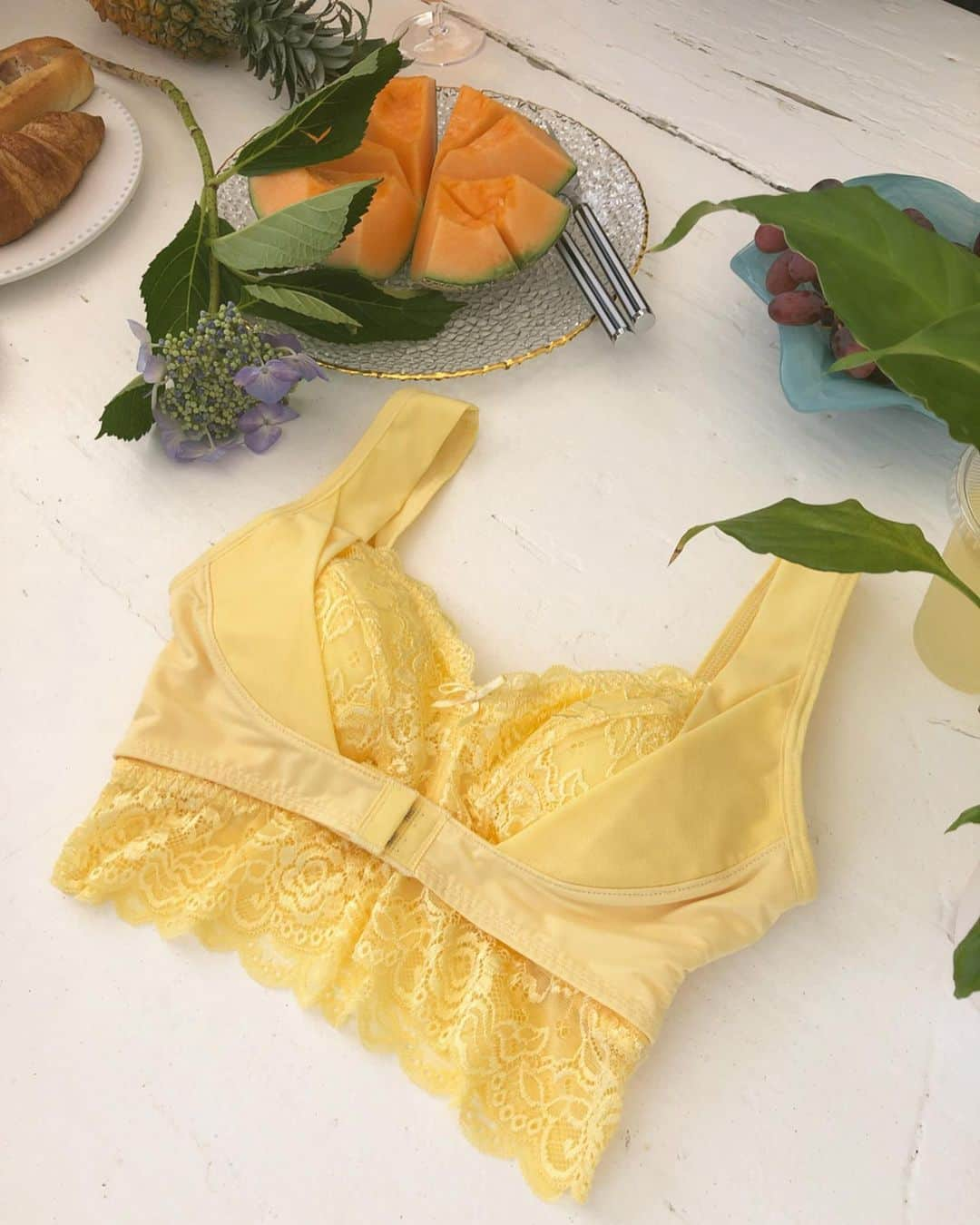 カレンさんのインスタグラム写真 - (カレンInstagram)「ふんわりルームブラ👙🌼 @roombra 昨日から発売の新色💛yellow💛 今日、撮影で着用させて頂きましたが、 夏にピッタリすぎる😍🌻可愛すぎた…💕 ほんじゃ!! このあと今夜は朝まで深夜練💃 まだまだ頑張ろーっ‼️🔥 . #ふんわりルームブラ #ナイトブラ #キュッとふんわりショーツ  #アンジェリール #angellir #撮影 #cyberjapan #cjd_karen #shooting #pool #yellow」6月18日 22時06分 - cjd_karen