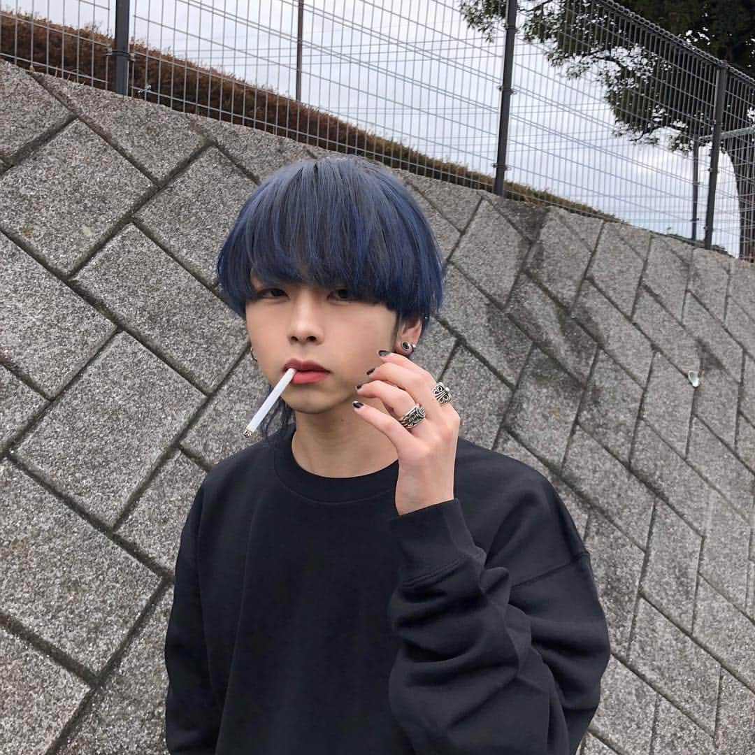 齋藤正太さんのインスタグラム写真 - (齋藤正太Instagram)「hit hair  @mmh___01  ネイビーヘア  ウルフカットにネイビーをオン  #マッシュ男子 #seventeen #マッシュ#メンズヘア #メンズカット#韓国好きな人と繋がりたい #渋谷美容室 #パーマ#スパイラルパーマ#ツイストパーマ#渋谷美容室#ヘアスタイル#マッシュウルフ#メンズカラー#美容師#韓国ファッション#横顔男子#ullzangboy #ullzangstyle #셀카」6月18日 22時08分 - signal8756