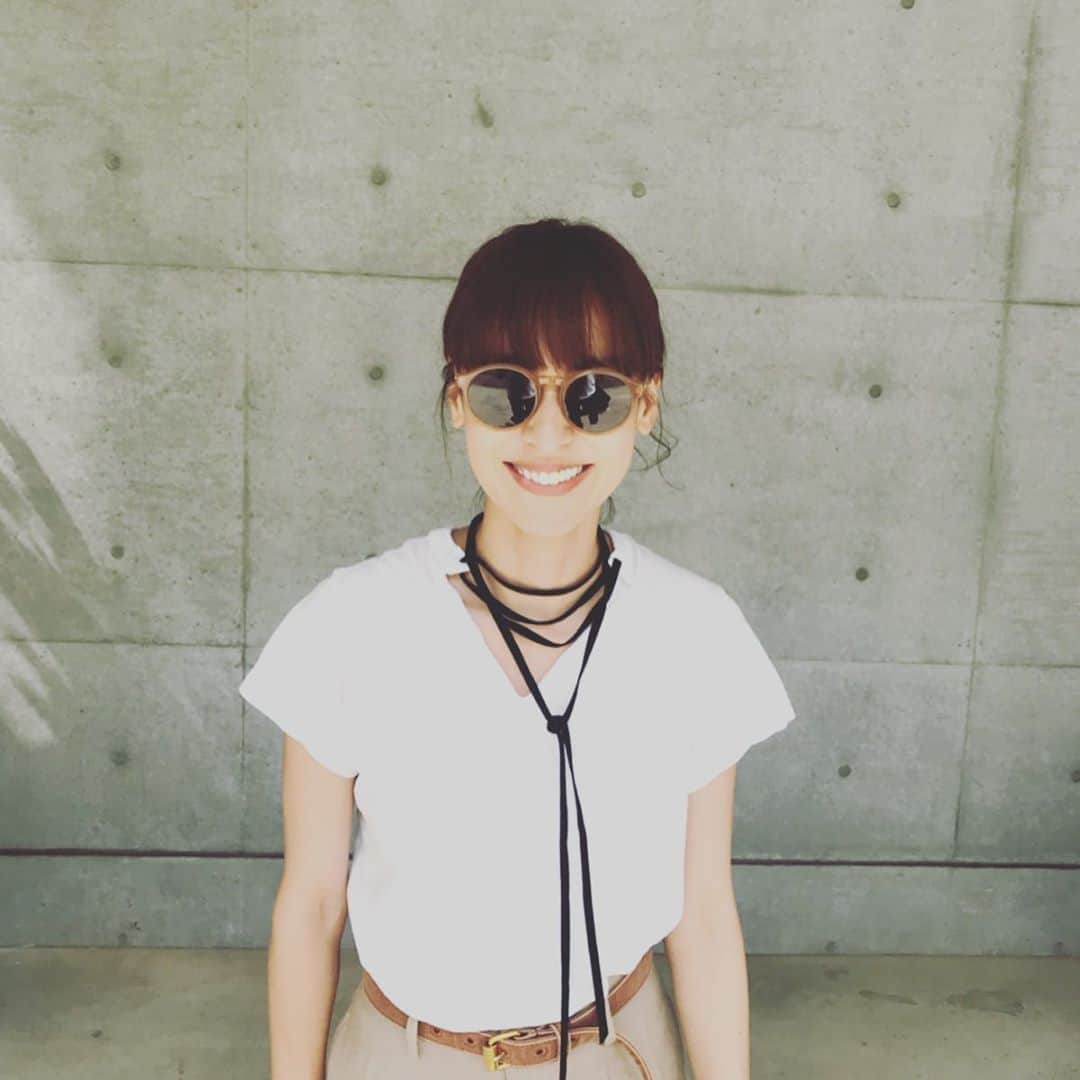 小泉里子さんのインスタグラム写真 - (小泉里子Instagram)「今日は @renatakeshita が手がけてる @socientyfinch のTシャツを着て撮影へ。 黒紐を前にして(後ろもあり)クルクルっと適当に首に巻いてみた。  今日の現場で @hirotsukui さんに前髪切ってもらって、久々に重めバングス♡」6月18日 22時18分 - satokokoizum1