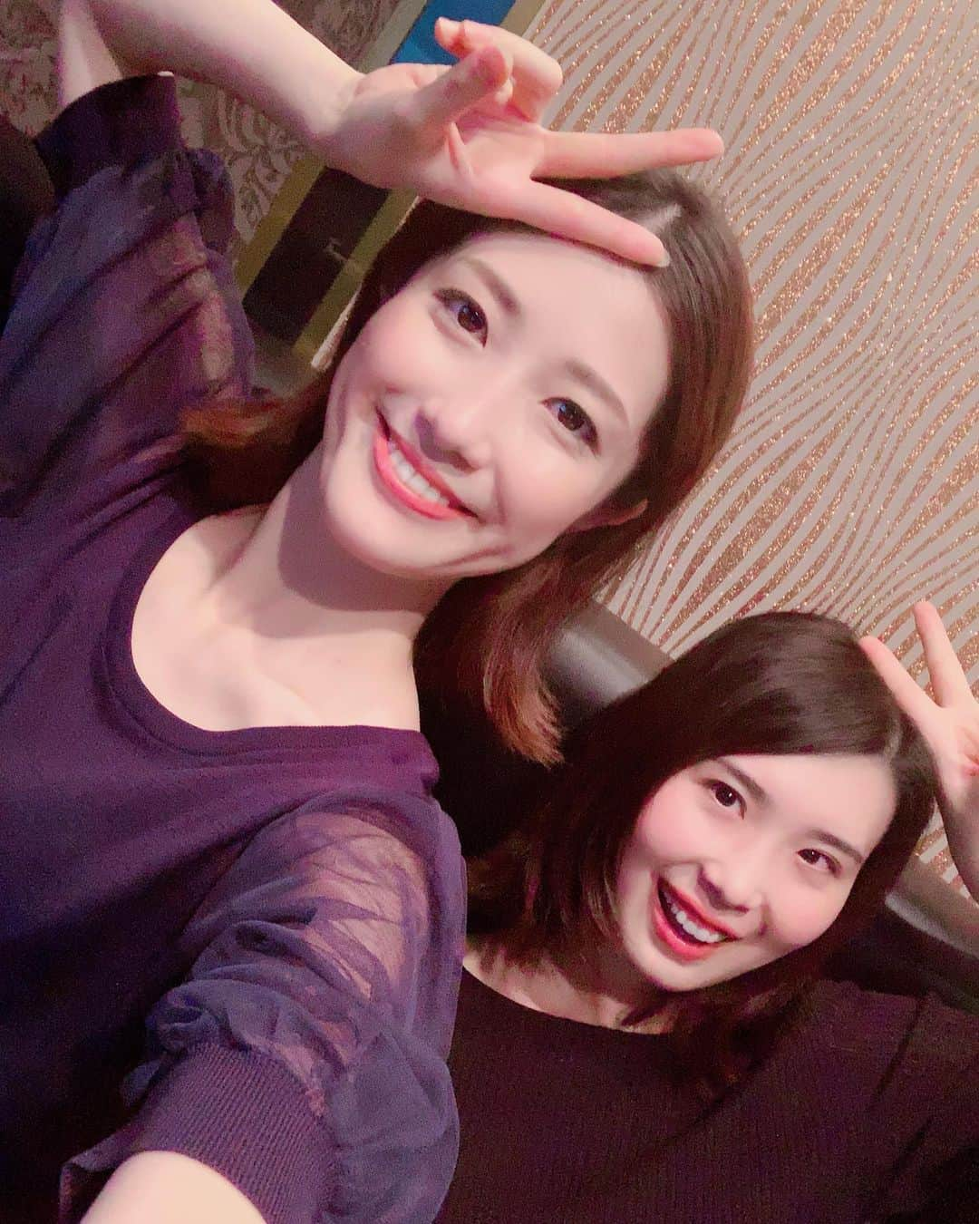 彩花まりさんのインスタグラム写真 - (彩花まりInstagram)「. インスタライブ ありがとうございました！！ . アーカイブ残します！と言ったのに 私の携帯の不具合なのか、、、 保存しますか？的なのが出なくて 残せませんでした😭😭😭 ごめんなさい🙇‍♀️🙇‍♀️🙇‍♀️ . この楽しそうな写真で 空気感だけでも伝われば、、、🙏 . みなさんからのあたたかいコメントや ツッコミ← などなど、、 本当にいつも嬉しいです！！ ありがとうございます☺️ またゆるゆる開催しますので 是非遊びに来てくださいね！ . 明日のマチソワも頑張ります！ それでは！おやすみなさいー！ . . #朝央れん #彩花まり #宝塚 #OG #宙組 #稲城市 #観光大使 #エリザベート #結婚式 #ドライヤーからアカペラの話まで #話題盛りだくさん #またぜひ遊んでくださいね」6月18日 22時10分 - _mari_ayaka