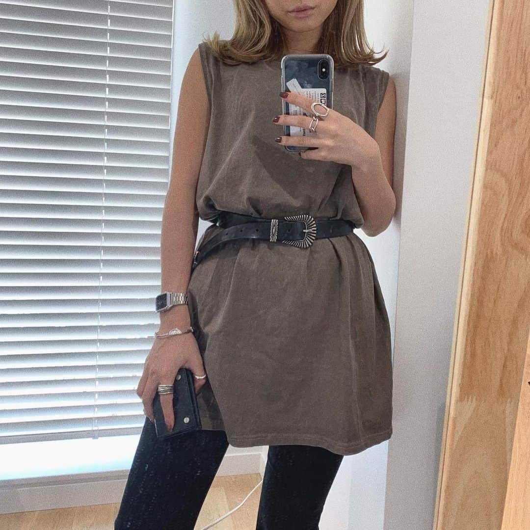 のインスタグラム：「. お気に入りの @flugge_official pigment wash tankに今日再入荷したever belt🐄ブラウジングに使うとアクセントになって◎ 本革だから使えば使うほどクタっとしてきて味がでマス☺️☺️ . #flugge#fluggesnap#flugge_official#ootd#outfit#code#fashion#style#cordinate#casual」