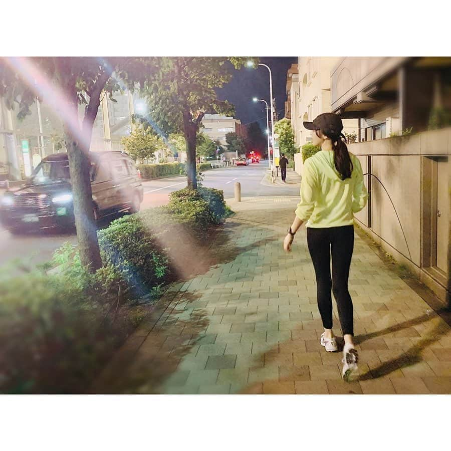 有村実樹さんのインスタグラム写真 - (有村実樹Instagram)「🏃‍♂️🏃‍♀️💨﻿﻿ 主人が減量をするらしいので、私も一緒に運動開始❗️﻿﻿ ﻿﻿ ﻿ 心拍数を測りながら正しい有酸素運動になっているか隣でサポートしてくれます。ありがとう♪﻿ ﻿﻿ ﻿﻿ ﻿疲れも流れていって、よく眠れそうです😴﻿ ﻿﻿ ﻿﻿ ﻿﻿ #家族の時間 #運動 #有酸素運動 #健康 #ウォーキング #脂肪燃焼」6月18日 22時11分 - arimura_miki