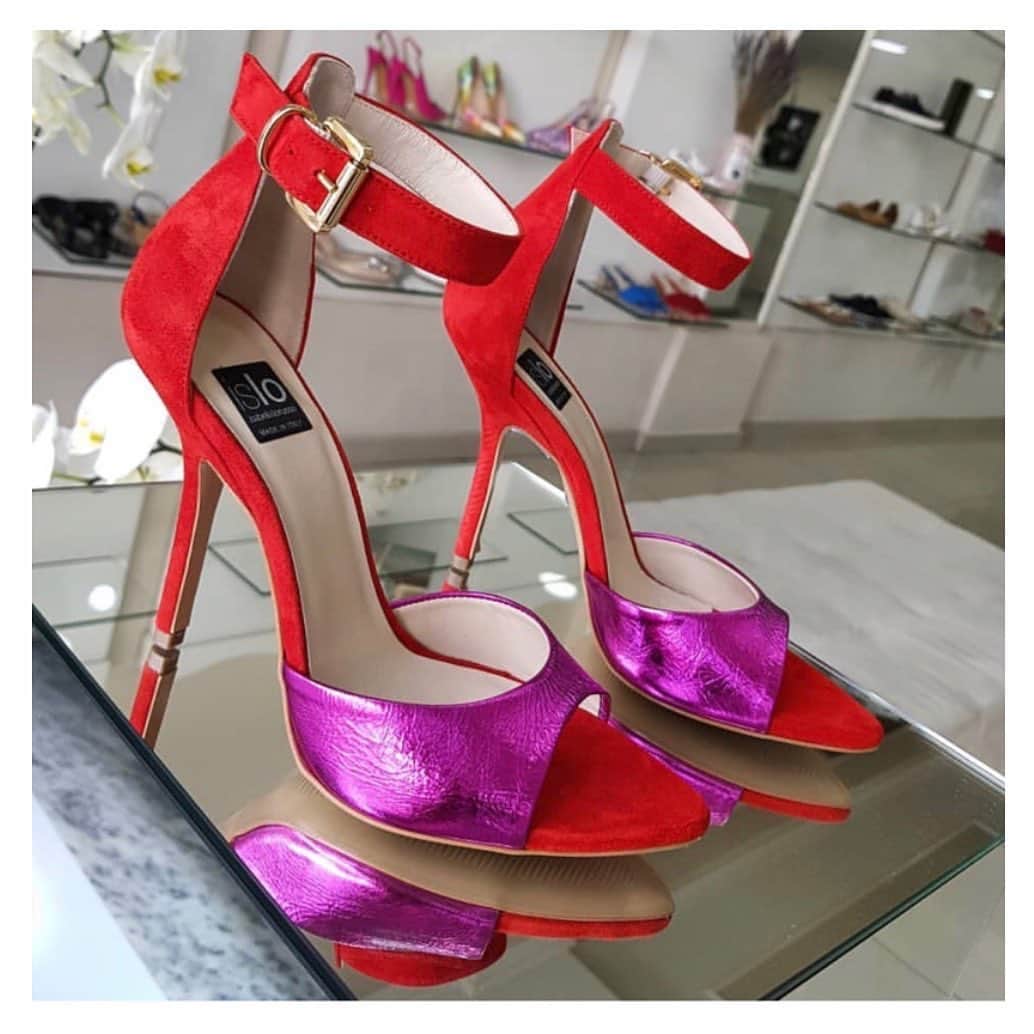 のインスタグラム：「#islo #isloisabellalorusso #isloshoes #shoes #sandals #sandali #suede #rosso #red #redpassion #laminato #fucsia #heels #highheels #tacchi #tacchialti #shop #rivenditore #retailer #fashion #style #glam #shoppingonline #shoponline #madeinitaly #venturina #staytuned」