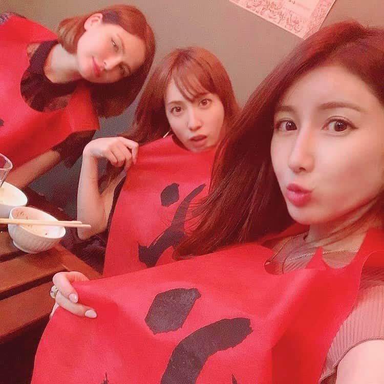 亜里沙さんのインスタグラム写真 - (亜里沙Instagram)「美味的餃子❤️ @hinabe.gyoza  火鍋餃子〜、火鍋餃子はいかがですか〜🥟🥟 火鍋に入れた餃子を、自分で選んで混ぜたタレに付けて食べると美味しいよ〜〜💕 新感覚の火鍋🍲 オープンしてから初めてゆっくり、 パメとディアナちゃんと来れました👭 シメのチーズリゾット...飯テロ過ぎる🤤🙏 またすぐ来るよ大将〜💁🏼‍♀️💁🏼‍♀️ ・ #火鍋餃子 #六本木横丁 #餃子 #火鍋 #飯テロ #東京 #横丁 #gyoza #tokyo #hotpot #dumpling」6月18日 22時15分 - alisa_0302