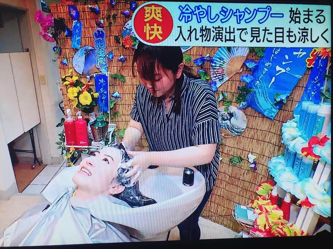 菅原智郁さんのインスタグラム写真 - (菅原智郁Instagram)「#冷やしシャンプー 、初体験してきました🧖‍♀️✨ 想像以上のひんやり感＆スースー感でした😳 .  いやぁしかし、 自分がシャンプーしてもらうところを客観的に見ることなんてなかなかないので、ちょっと恥ずかしいですね(笑)編集しているうちに慣れたし、いろんな人に笑われたからもういいや😇笑 . こちらの #ミヨシ理容室 には、自販機もあります！ 以前 #水曜情報局 でも取材しました☺️ ぜひ1度冷やしシャンプー体験してみてください💡 . #シャンプー #理容室 #冷やしシャンプー #冷やし文化 #山形 #東根 #冷やしシャンプー自販機 #山形テレビ #アナウンサー #菅原智郁」6月18日 22時15分 - tomotomokaaaa22