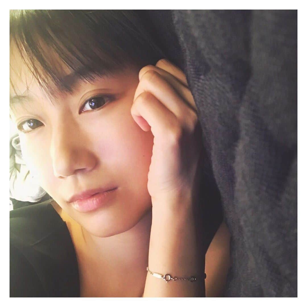 大塚愛さんのインスタグラム写真 - (大塚愛Instagram)「テレビ見てる時を  娘が撮った。  たまに 口開きっぱなしの時もあるよね。  AIO　#手枕 #高さ #が #ちょうど #いい」6月18日 22時16分 - aiotsuka_official
