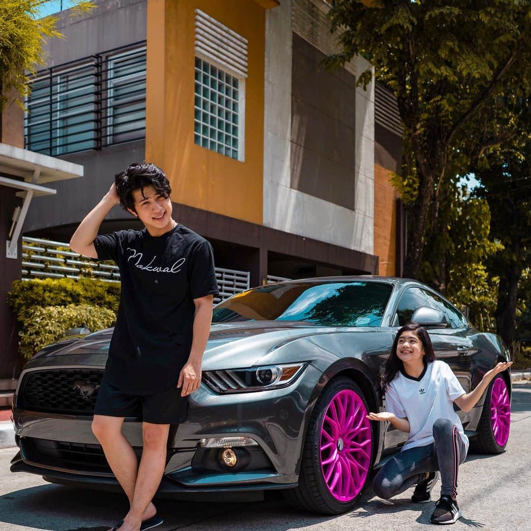 Ranz Kyleさんのインスタグラム写真 - (Ranz KyleInstagram)「Lil sis & dad turned stang from a beast to a pink pony 🐺🦄🤷🏻‍♂️ is it a prank? Haha watch the latest vlog! thanks for this late bday present tho!」6月18日 22時16分 - ranzkyle