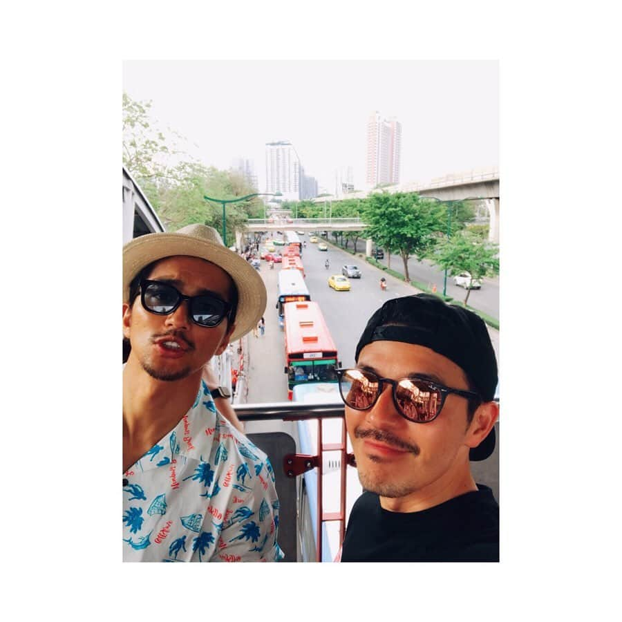 幸太さんのインスタグラム写真 - (幸太Instagram)「Thanks u  あれから1週間が経ちました #幸旅 2019Thailand  も沢山の出会いや再会が有りましたー  忙しいなか日本から合流してくれた仲間  タイをベースにアジアで、日本人の大人モデルとして 頑張ってる先輩にも色々連れて行ってもらい  日本のファミリーが繋いでくれたおかげで、とても良くしてもらったプーケットの常夏屋surf&diving  14年以上会ってなかった友達が繋いでくれた、まだあまり知られていないポイントkaolakとタイの🇹🇭surfシーンを盛り上げてるローカル  母国を離れ海外で頑張ってるモデル達  俺が本当に世話になった香港🇭🇰で出逢った友達も合流して、色々連れて行ってくれたり  学生時代に出逢った仲間は、タイの方🇹🇭と結婚して居酒屋の店長やってたり  帰りの飛行機乗ろうとしたら、 まさかの個人合宿帰りの仲間と一緒の飛行機✈️だったり…  もぉー、色んな出逢いや再会があり過ぎて長かったはずの10日間も時間が足りない‼️ でもこうやって色んな土地に行って、色んな出逢いや再会、経験が出来るから旅は止められないよねぇー  そして繋いでくれた仲間、 時間を作って会ってくれた友達 初めましてだけど凄く良くしてくれた方々  皆んなに感謝でしかありません🙏  タイで会った皆さん、本当に有難う‼️ そして又、会いましょうー  #trip #happytravel #kotabi #friend #model #surfer #thailand  #タイ旅行 #仲間 #出逢い #旧友 #再会 #サーファー #モデル #ありがとう #出会いに感謝」6月18日 22時27分 - kotawave