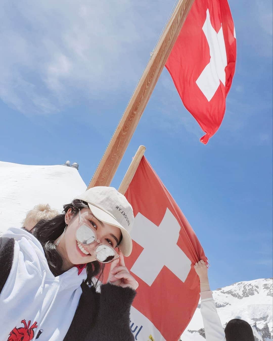 ひかりんさんのインスタグラム写真 - (ひかりんInstagram)「3500m above sea level on the peak of Jungfrau ! Takes almost 2 hours by train , well worth it 🙏」6月18日 22時21分 - __hikarin