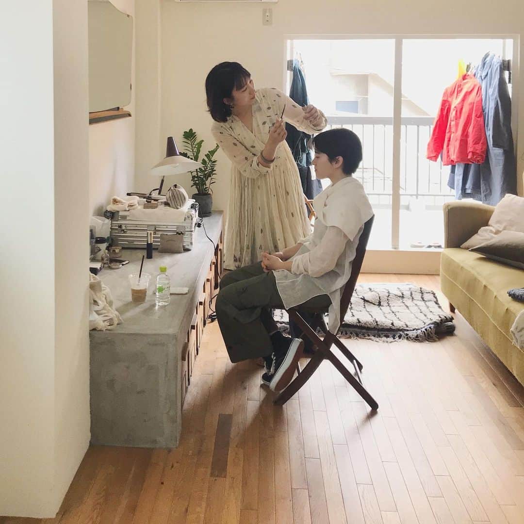 畑田萌のインスタグラム：「おいしい思い出のサルーズさんで、 ファッションの撮影。 こうやって外に連れ出してもらえる機会は刺激をもらえるし、気持ちが切り替わってパリッとする👔 欲しかったお洋服を買って、バキバキな体に初めてお灸を据えてもらって、とてもいい日だったなー。」