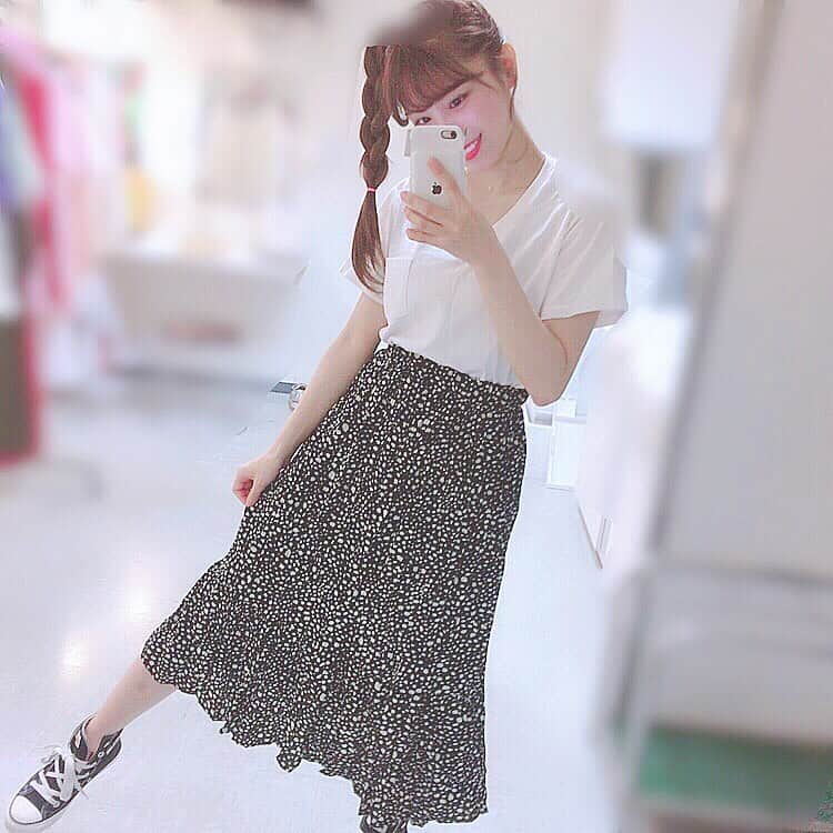 小嶋菜月さんのインスタグラム写真 - (小嶋菜月Instagram)「私服〜⭐️ . . 明日から舞台の本番なので 今日は１日、劇場で場当たりでした❤︎ . . なので、めちゃくちゃラフ🧸 @rurume_official . . 明日から舞台 ハッピーマーケット 頑張るぞーっっっ🎈 . .  #私服 #白t #ラフ #髪型 #舞台 #仕様 #ミュージカル #ハッピーマーケット #明日 #初日 #待ってます #新宿 #全労済 #スペースゼロ」6月18日 22時22分 - kojimanatsuki_offical