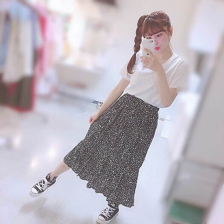 小嶋菜月さんのインスタグラム写真 - (小嶋菜月Instagram)「私服〜⭐️ . . 明日から舞台の本番なので 今日は１日、劇場で場当たりでした❤︎ . . なので、めちゃくちゃラフ🧸 @rurume_official . . 明日から舞台 ハッピーマーケット 頑張るぞーっっっ🎈 . .  #私服 #白t #ラフ #髪型 #舞台 #仕様 #ミュージカル #ハッピーマーケット #明日 #初日 #待ってます #新宿 #全労済 #スペースゼロ」6月18日 22時22分 - kojimanatsuki_offical