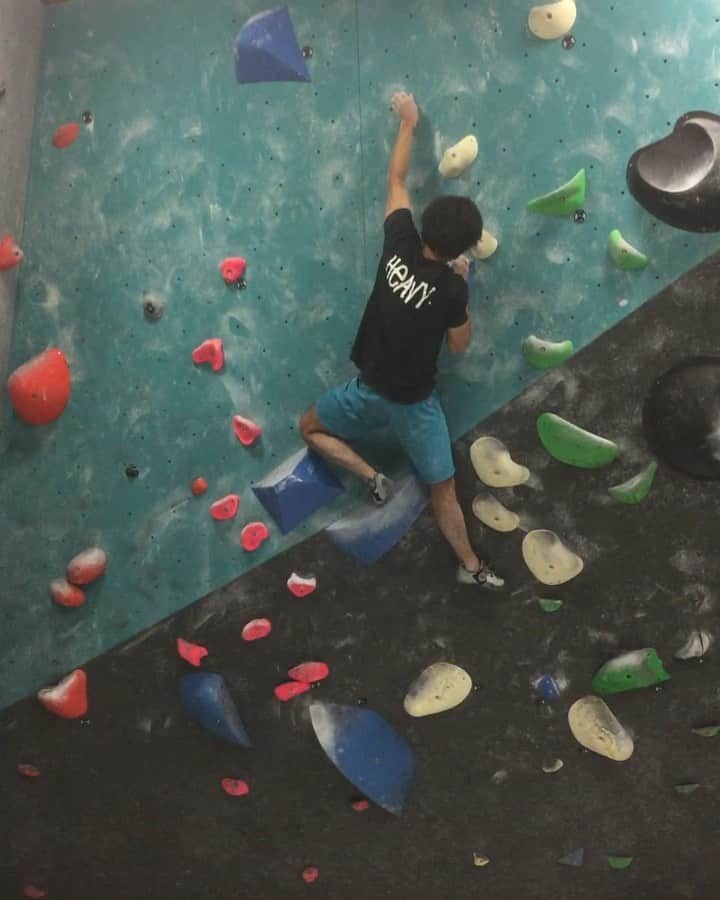 ハキム・カスバンのインスタグラム：「Please turn on sound for commentary by @marcusisaacyeo 😂 also different beta for the end! Probably harder but fun to try . . It’s been a good few weeks, climbing wise. Pretty much just focused on climbing itself and not bothering with documenting so much. But yes. It’s been a good few weeks and I’m happy to have found some sort of rhythm again after feeling lost for a long time. . Been experimenting again with some @tokyopowder and I’m convinced, chalk is gear too - just like shoes, pick the right one for the specific climb and conditions. . apparel by @heavy.japan . #climbing #bouldering #indoorclimbing #climbinggym #sportclimbing #liveclimbrepeat #fortheclimb #climbinglife #climbing_is_my_passion #training #sports #athlete #singapore #climbing_worldwide #sgclimbers #passion #sgfitness」