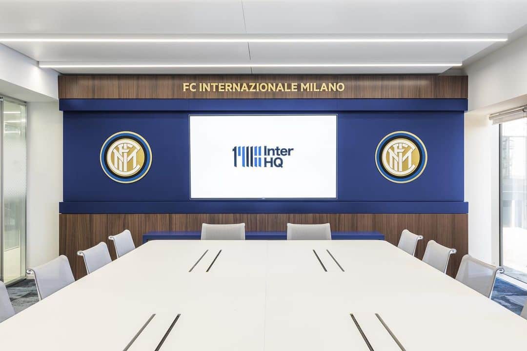 インテルナツィオナーレ・ミラノさんのインスタグラム写真 - (インテルナツィオナーレ・ミラノInstagram)「WELCOME TO OUR NEW HQ 🏢⚫️🔵 #Inter #ForzaInter #FCIM #NotForEveryone #HQ #Headquarter #Milano #Milan #City #Football」6月18日 22時25分 - inter