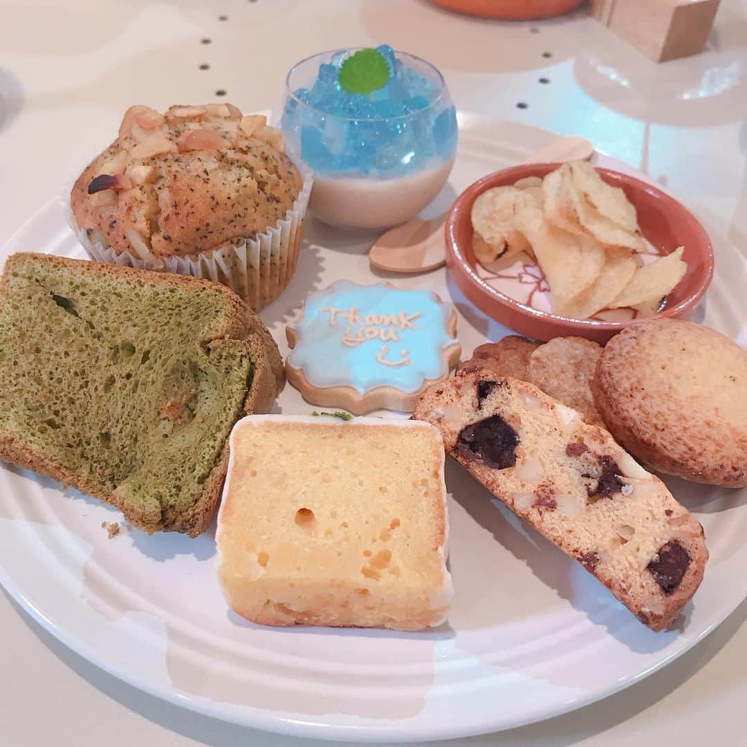 スピルリナのDICライフテック株式会社さんのインスタグラム写真 - (スピルリナのDICライフテック株式会社Instagram)「. . 今日は#リナブルー公式クリエイター でお世話になっている、@hirokoskitchen さまの1daycafeにおじゃましてきました！  丁寧に作られたお菓子がたくさんのプレート、見ているだけでも幸せですが、食べてもっと幸せに〜☺️💕 . . 植物生まれのスピルリナ青色素#リナブルー のゼリーもキレイでかわいく仕上げてくださり、感激！🥺✨💙💎 . . 先生や生徒さまが作られた、アイスや傘のアイシングクッキーもかわいすぎて、思わずたくさん連れて帰っちゃいました😆🎵🍪🍦 . . 酒匂先生をはじめ、生徒の皆さまにもたくさんリナブルーをご活用いただき、感謝感謝です😭🙏💙✨💙 . . #アイシングクッキー #アイシング #ヒロコズキッチン #手作りクッキー #手作りスイーツ #手作りお菓子 #お菓子作り好きな人と繋がりたい #手作りマフィン #ウィークエンドシトロン #手作りシフォンケーキ #手作りゼリー #ブルーゼリー #リナブルー  #スピルリナ #dicスピルリナ #幸せのサムシングリナブルー #linablue #spirulina #icingcookies」6月18日 22時25分 - dic_spirulina