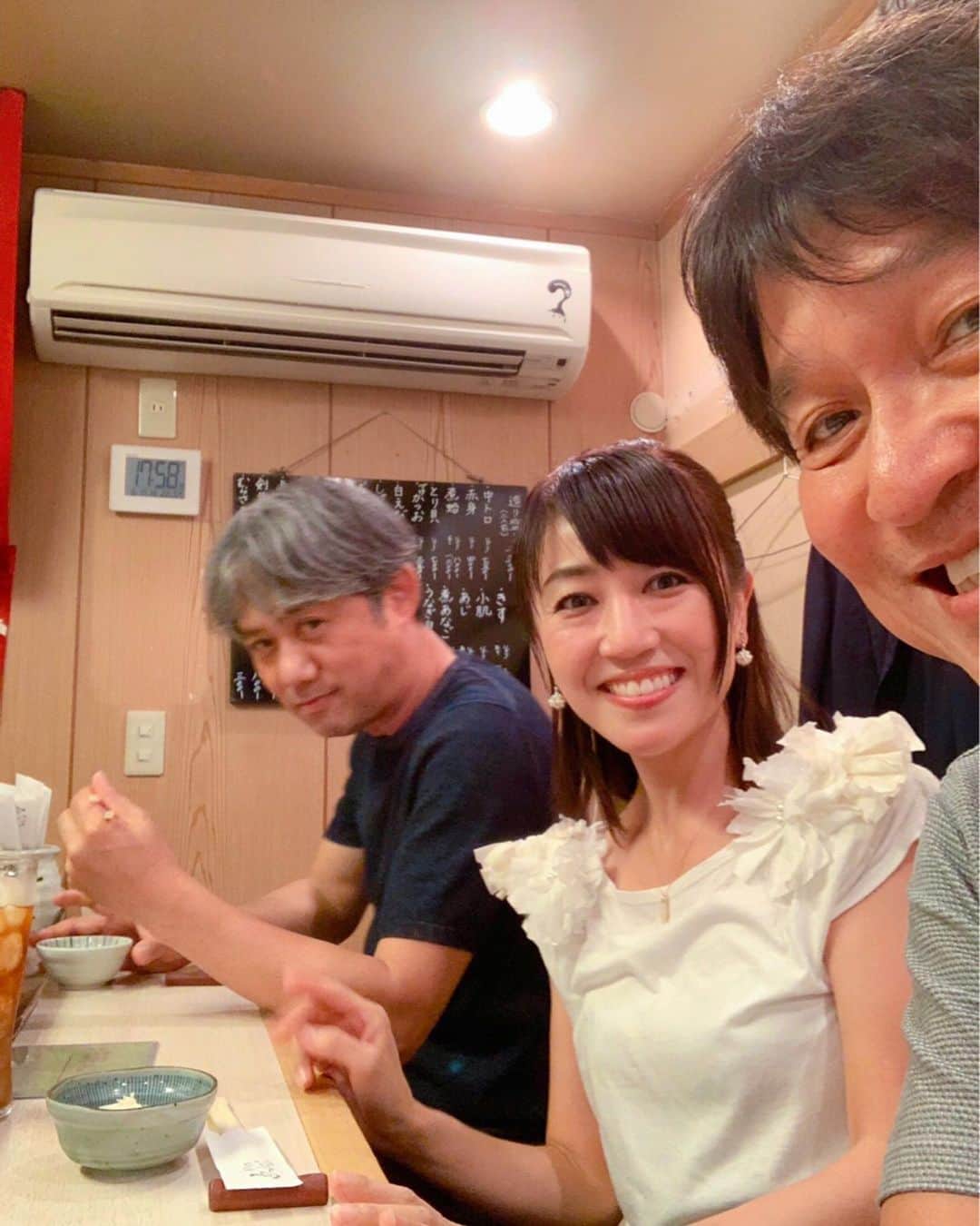 永倉由季さんのインスタグラム写真 - (永倉由季Instagram)「・ ・ 天満のお寿司屋さんで お祝いして下さる🎂 ・ 一貫、一貫、職人技の心を じっくりと味わいながら。 ・ お腹は満腹➕ 爆笑しすぎて はち切れんばかり。 ・ 新人の頃から変わらず可愛がって下さる 制作会社の宮崎さんと中村さん。 ・ 人間もステキで面白くて優しいお二人。 ・ しかし、二人とも仲良しね♡ ・ ・ ✅ 写真いっぱい！アメブロにて↓ ・ ・ http://ameblo.jp/naga-yuki/ ・ ・ #天満 #寿司 #ゑにし #新鮮 #職人技 #しゃり  #見事なバランス #お祝い 🎂  #いつも #ありがとうございます #爆笑 #感謝 #笑いすぎて #お腹いたい  #大好きな #スタッフさん 私の #マンゴージュース #飲まんとって下さい」6月18日 22時37分 - yuki_nagakura67