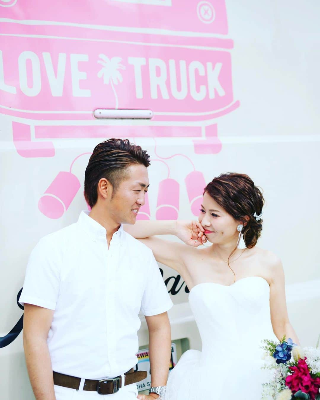 oversea_weddingさんのインスタグラム写真 - (oversea_weddingInstagram)「ハワイウェディングに自由を。 ・ LOVE TRUCK PHOTO TOUR ・ お二人専用の移動式ブライズルーム「LOVE TRUCK」があれば、どこででもウェディングができちゃう 「モバイルウェディング」スタイル！ オアフ島全土がお二人のWEDDING VENUEに。 ONLY ONEのハワイウエディングを実現します。 ・ #ハワイウェディング #前撮り #ウェディングフォト #後撮り #サンセット #ウェディングドレス #hawaiiwedding #花嫁ヘア #フォトウェディング #卒花 #プレ花嫁 #卒花嫁 #日本中のプレ花嫁さんと繋がりたい #邸宅ウェディング #ハワイ結婚式 #宮古島旅行 #ハワイ旅行 #ビーチフォト #overseawedding #halekulani #海外ウェディング #ハワイフォトツアー #ウェディングブーケ #ハワイヘアメイク #ワイキキビーチ #お色直し #入籍 #宮古ブルー #沖縄挙式 #lovetruck」6月18日 22時46分 - oversea_wedding