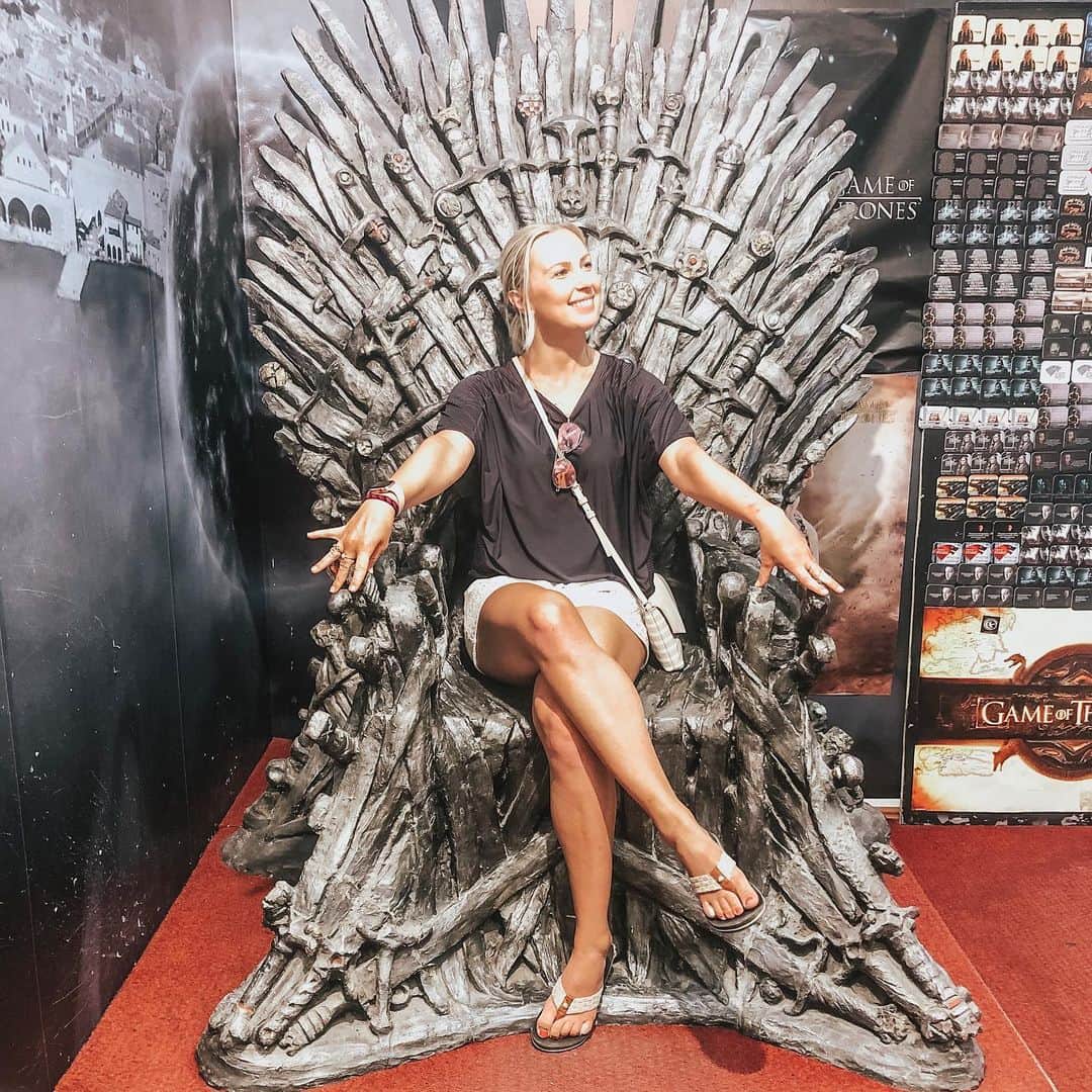 マリヤ・コロレバのインスタグラム：「I went to Croatia and all I got was this lousy photo on some sharp and pointy chair 🤔 But in all seriousness...King’s Lansing was pretty epic ⚔️👑 #GameOfThrones #Dubrovnik #Croatia」