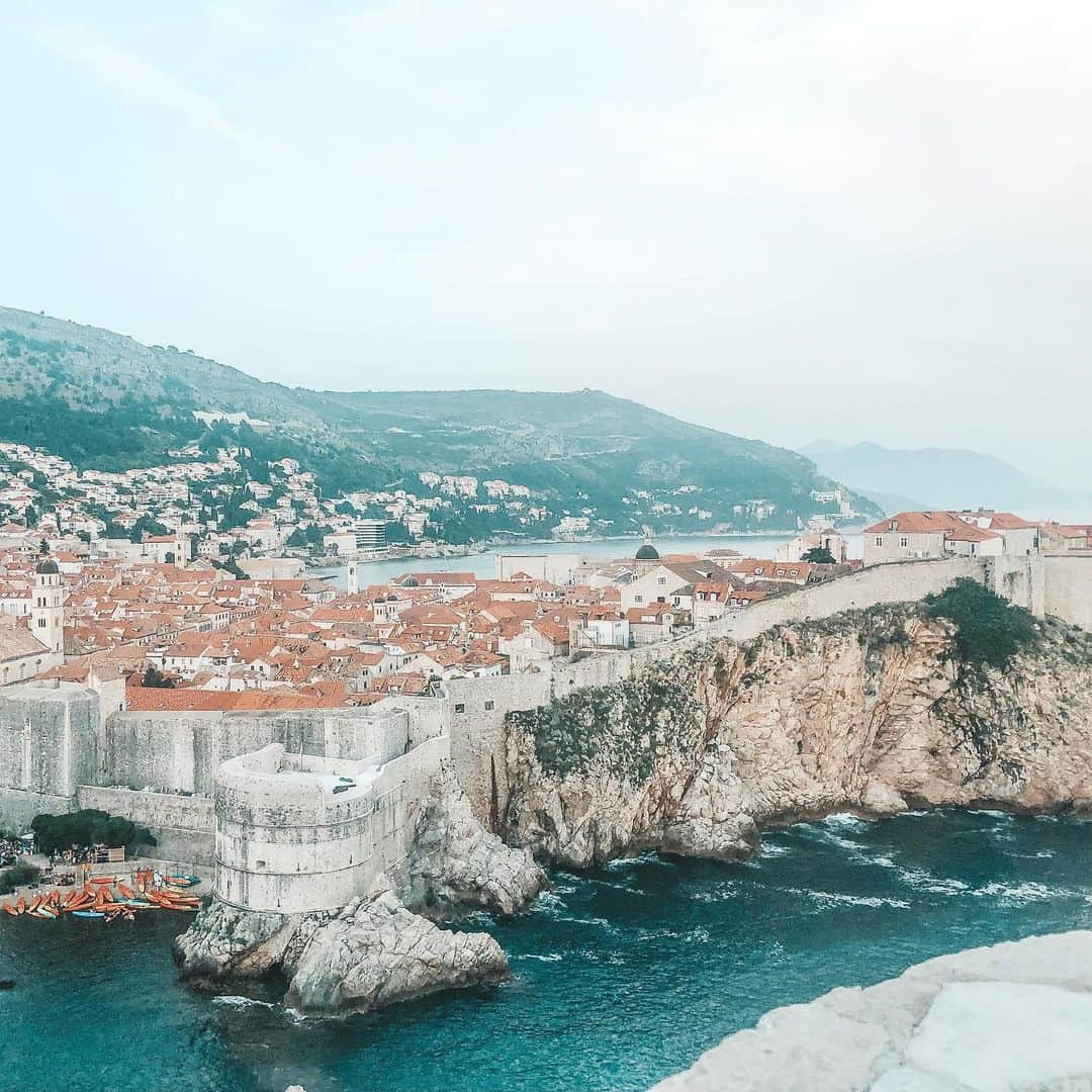 マリヤ・コロレバさんのインスタグラム写真 - (マリヤ・コロレバInstagram)「I went to Croatia and all I got was this lousy photo on some sharp and pointy chair 🤔 But in all seriousness...King’s Lansing was pretty epic ⚔️👑 #GameOfThrones #Dubrovnik #Croatia」6月18日 22時48分 - mkoroleva