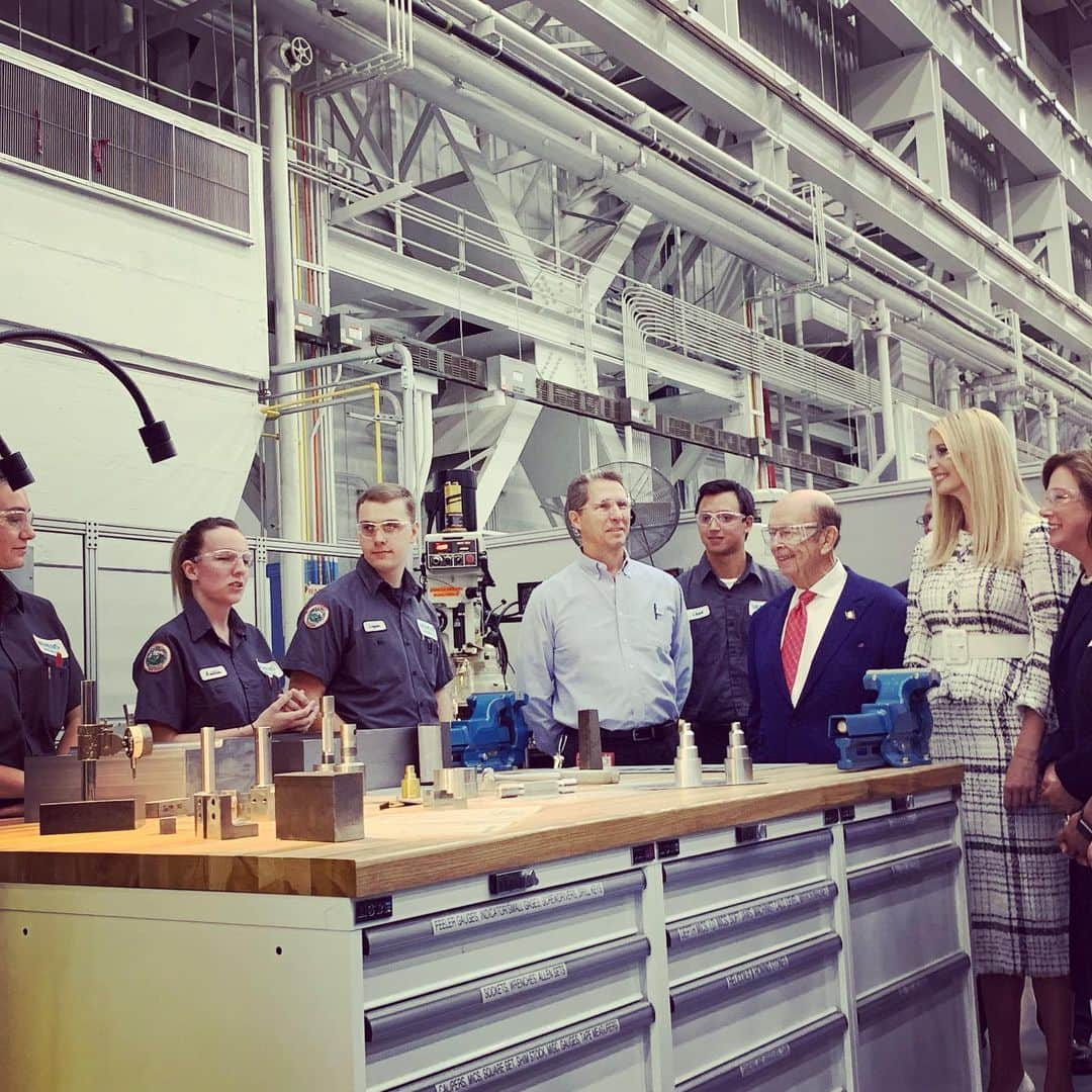 イヴァンカ・トランプさんのインスタグラム写真 - (イヴァンカ・トランプInstagram)「Energizing to see firsthand how industry-led #WorkforceDevelopment programs impact the lives of current & future employees + apprentices at Siemens Charlotte Energy Hub!  @SiemensUSA pledged to create 75,000 NEW training & enhanced career opportunities though our #PledgetoAmericasWorkers! 🇺🇸」6月18日 22時55分 - ivankatrump