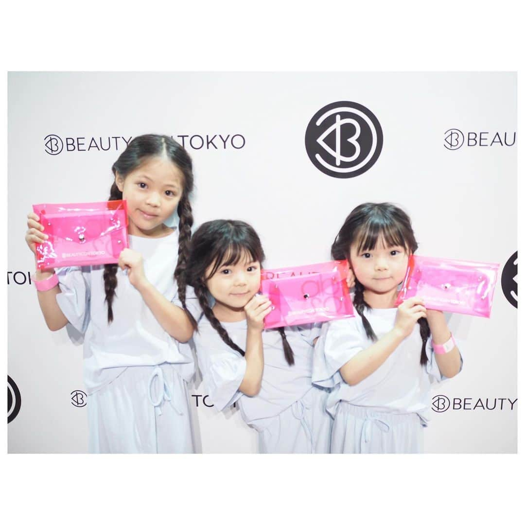 Yukiさんのインスタグラム写真 - (YukiInstagram)「先日、渋谷で行われていた @beautycon に行ってきました♡  可愛すぎるフォトスポットもいっぱいでした ✨  ピンクのポーチがお気に入りすぎてずっと見せてくれた🤣✨ スワイプ後半のブランコに大喜びしてました(o^^o)  ビッグサイズのハーゲンダッツも可愛かったのでblogに載せてます♡  Instagramに載せきれない写真もblogに少しずぅ載せていきますね✩.*˚ * * setup → @laulea_shop  shoes →  #ビルケンシュトック」6月18日 22時57分 - yukikuu96