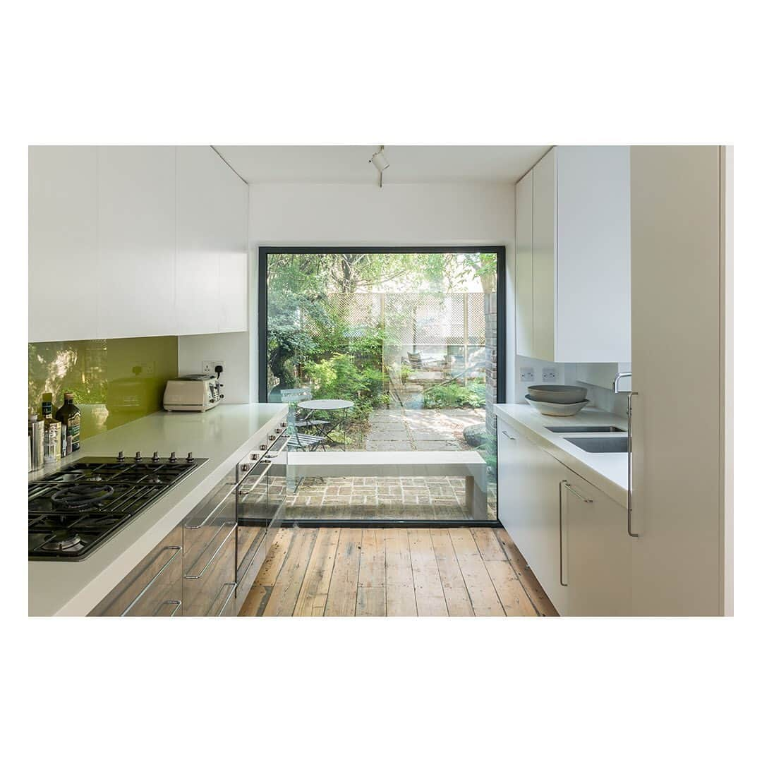 The Modern Houseさんのインスタグラム写真 - (The Modern HouseInstagram)「#forsale This Saturday we have a viewing day at this light-filled home on the coveted Camden Mews. Click the link to see the sales listing.」6月18日 23時03分 - themodernhouse