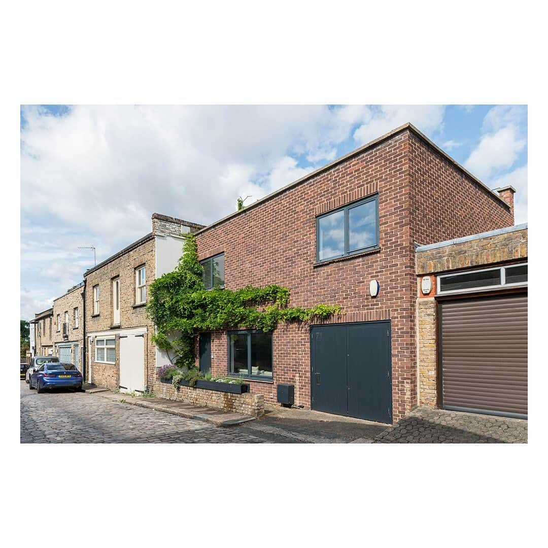 The Modern Houseさんのインスタグラム写真 - (The Modern HouseInstagram)「#forsale This Saturday we have a viewing day at this light-filled home on the coveted Camden Mews. Click the link to see the sales listing.」6月18日 23時03分 - themodernhouse