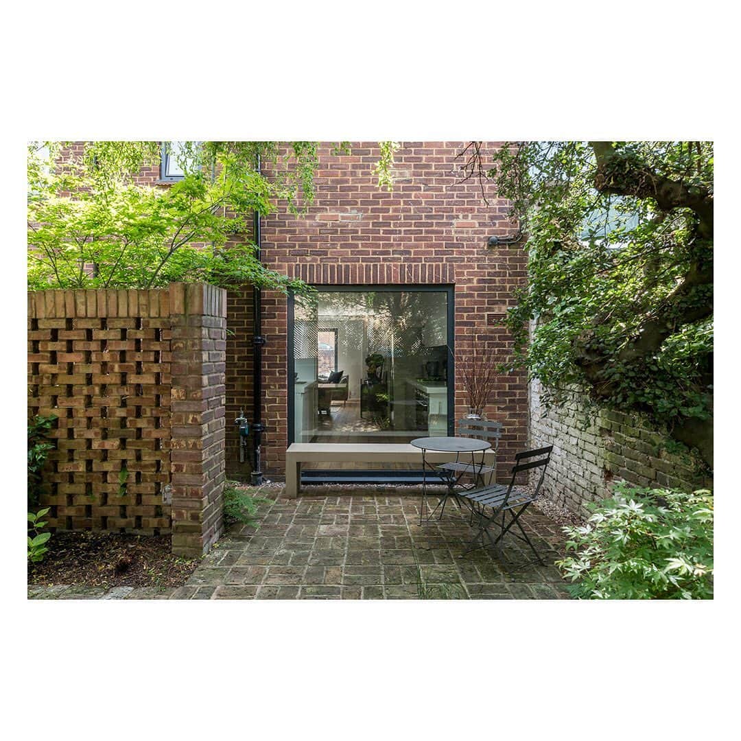 The Modern Houseさんのインスタグラム写真 - (The Modern HouseInstagram)「#forsale This Saturday we have a viewing day at this light-filled home on the coveted Camden Mews. Click the link to see the sales listing.」6月18日 23時03分 - themodernhouse