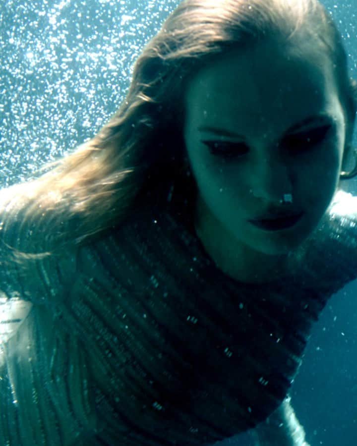ウリヤナ・セルギエンコのインスタグラム：「- Marusya.. I am calling for your magic power, my water witch..🦈 #sisterhood #ulyanadreams」