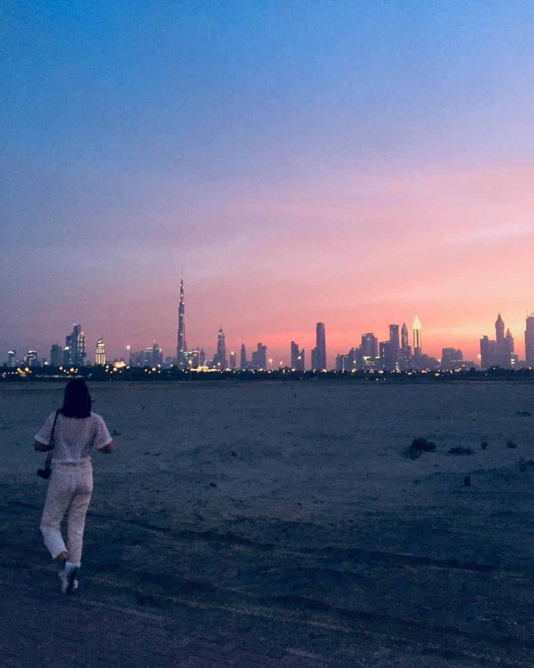 松島エミのインスタグラム：「#Dubai #sunset #basecamp  Thanks for the photo @kev_ellison」