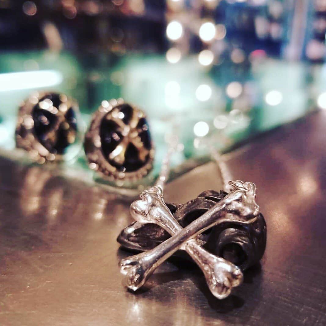 のインスタグラム：「The Oddities Crossbone Necklace via our friends at @cream_silver_accessory #AlexStreeter」