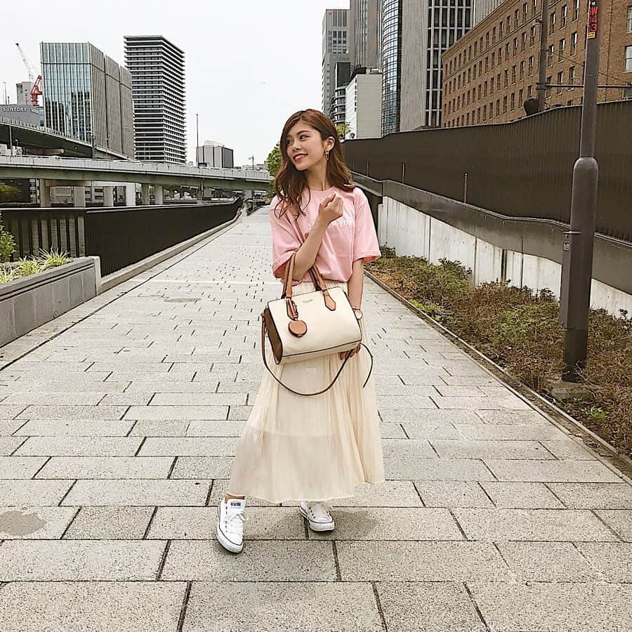 池田真子さんのインスタグラム写真 - (池田真子Instagram)「楽ちん楽ちん。 ． ． タイで買ったピアスに韓国で買ったTシャツ、ツヤツヤ光るスカートがお気に入り♩ ． ． ． #今日の」6月18日 23時05分 - mako_ikeda