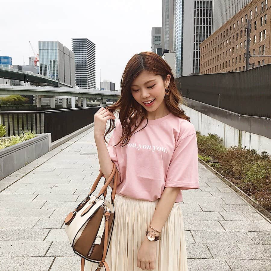 池田真子さんのインスタグラム写真 - (池田真子Instagram)「楽ちん楽ちん。 ． ． タイで買ったピアスに韓国で買ったTシャツ、ツヤツヤ光るスカートがお気に入り♩ ． ． ． #今日の」6月18日 23時05分 - mako_ikeda