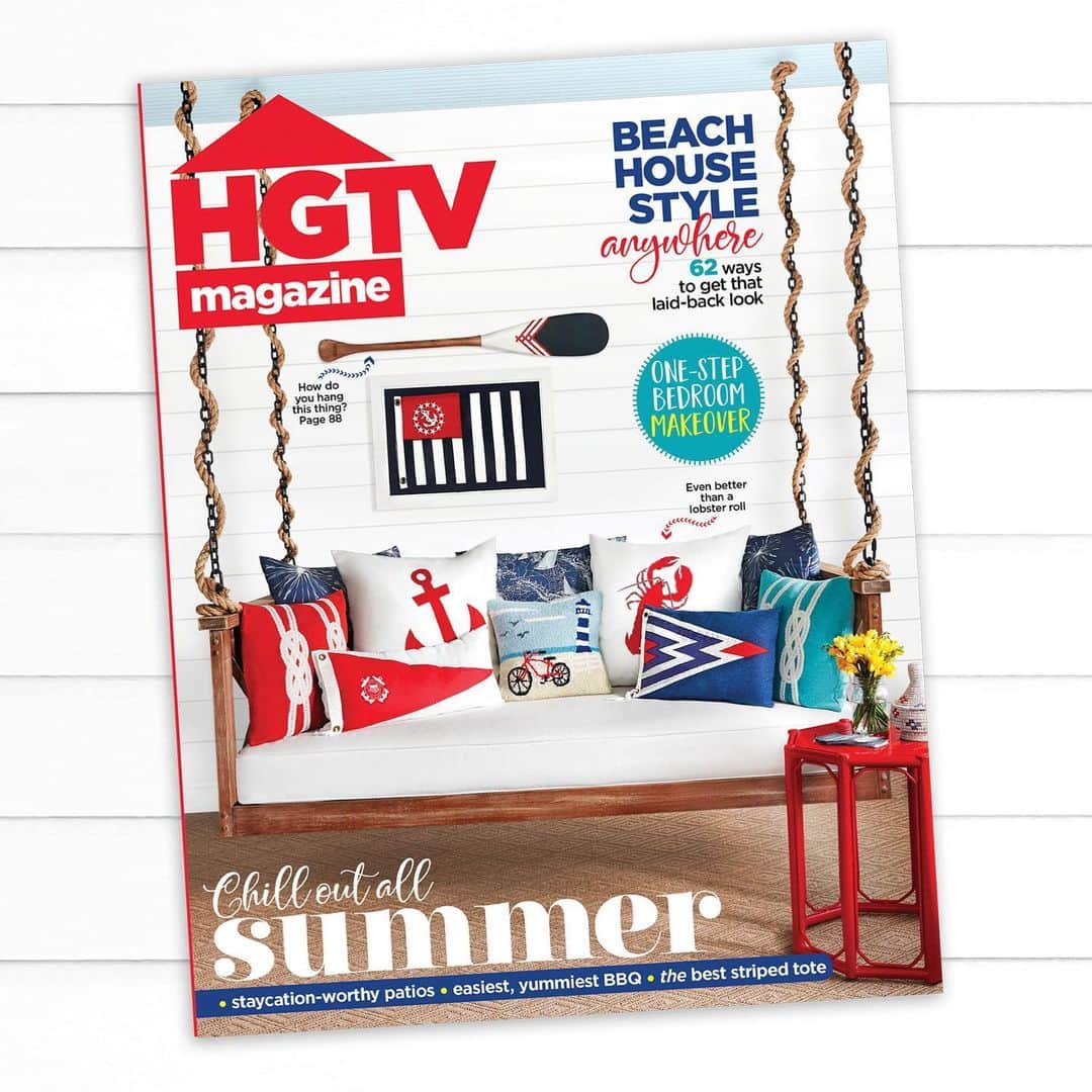 HGTVさんのインスタグラム写真 - (HGTVInstagram)「Chill out with #HGTVMagazine all summer long ⛱ The July/August issue is on newsstands now! Pick up your copy for beach house style anywhere, staycation-worthy patios, epic BBQ tips and so much more 😍 Link in bio to get this cover look // 📸: @david_a_land // Styled by: @charlottesafavi」6月18日 23時06分 - hgtv