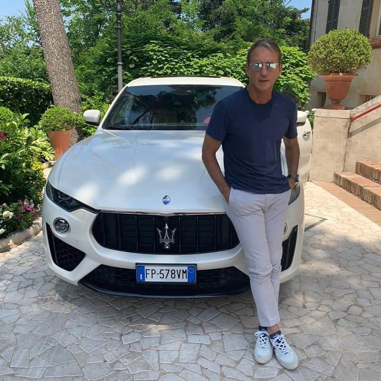 ロベルト・マンチーニさんのインスタグラム写真 - (ロベルト・マンチーニInstagram)「Forza @azzurri verso #bologna x #italiapolonia @maserati @maserati_italia #mancio 🇮🇹🇮🇹🇮🇹🇮🇹💪🏽💪🏽💪🏽」6月18日 23時14分 - mrmancini10