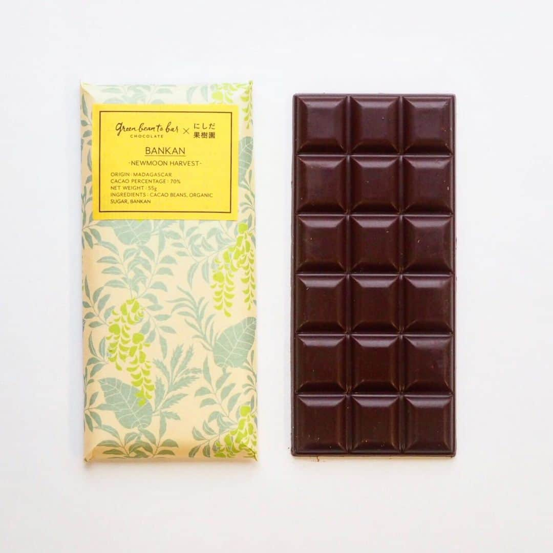 green bean to bar CHOCOLATEさんのインスタグラム写真 - (green bean to bar CHOCOLATEInstagram)「. BANKAN（晩柑） . 【月読み果実シリーズ】 にしだ果樹園さんとのコラボレーション「月読み果実シリーズ」の登場です。 . 夏のフレーバーは「 月読み晩柑 」のニュームーンハーベスト(新月時に収穫)を使用。 月の満ち欠けのリズムに合わせて剪定や収穫を行い、農園を取り巻く植物や生物と共生し高め合う農業を目指している「にしだ果樹園」。 . 「ニュームーン ハーベスト（新月収穫）」は、内にパワーを秘めた果実に仕上がっております。 . 旬の果実はみずみずしく、ラボ内いっぱいに爽やかな香りが広がります。 晩柑の皮を乾燥させパウダーにして、チョコレートに瑞々しい豊かな香りを纏わせます。 鮮やかな黄色がチョコレートと混ざり合う瞬間はいつまでも見ていたい儚い景色のよう。 . 口に含んだ瞬間に広がる、晩柑のフレッシュさが夏の香りを運んできます。 酸味が特徴のマダガスカル産のチョコレートが、晩柑の甘みと渋みを引き立たせます。 . 夏らしい爽やかな瑞々しいチョコレートに仕上げました。 . . .  #greenbeantobarchocolate  #greenbeantobar #beantobar #chocolat #chocolate #craftchocolate #handmadechocolate #allhandmade #グリーンビーントゥバーチョコレート #グリーンビーントゥバー #中目黒 #天神 #チョコレート #ビーントゥバー #クラフトチョコレート #晩柑 #にしだ果樹園 #月読み果実シリーズ #newmoonharvest」6月18日 23時16分 - greenbeantobar_chocolate