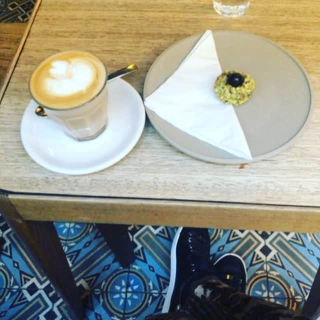 津久井智子さんのインスタグラム写真 - (津久井智子Instagram)「メルボルンありがとう 最終日に、メルボルンらしい場所を見納めて、帰国しました✈️ フリンダースレーンや 市役所の時計塔や大聖堂 ストリートアートの路地など もっと歩きたいな。 また来られるといいな。」6月18日 23時17分 - tomokotsukui