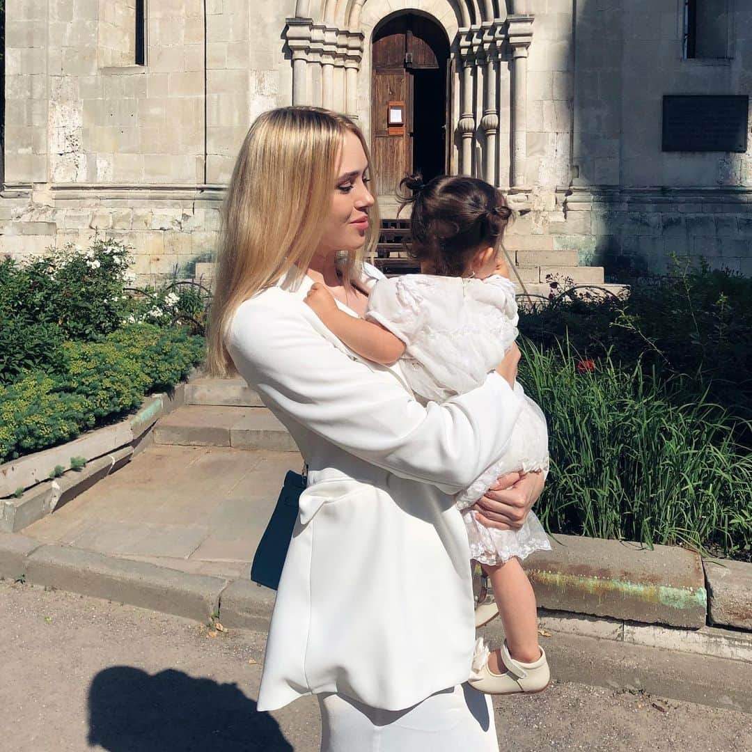クセニア・カーノヴィッチさんのインスタグラム写真 - (クセニア・カーノヴィッチInstagram)「Особенный день для нашего ангела и для меня #крещение @_idona_」6月18日 23時28分 - kseniasukhinova