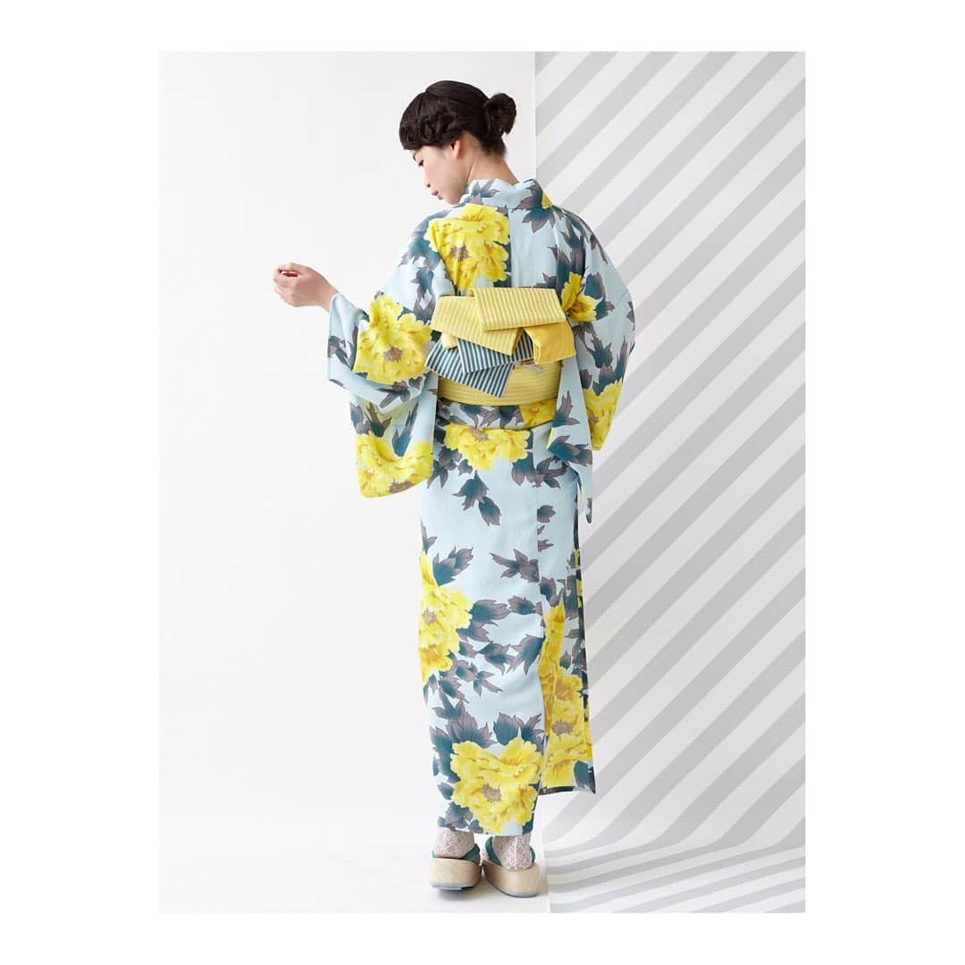 ふりふさんのインスタグラム写真 - (ふりふInstagram)「. . 〜yukata coordinate collection〜 . 「乙姫牡丹」 . ヒラヒラした大輪の牡丹の花は、 おとぎ話「浦島太郎」に出てくる 乙姫様の絹の羽衣をイメージ。 海の象徴である、貝殻がひそかに描かれている、遊び心たっぷりのふりふのオリジナルテキスタイル。 . . #ふりふ #furifu  #浴衣 #yukata #ゆかた #コーディネート #着付け #帯結び #夏」6月18日 23時22分 - furifufurifu