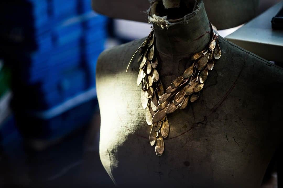 グーセンス パリのインスタグラム：「Leaves necklace from the Tribute to Robert Goossens collection. . . #📸 by @mathieu.bonnin . . #Goossens #necklace #leaves #rockcrystal #brass #Tribute」