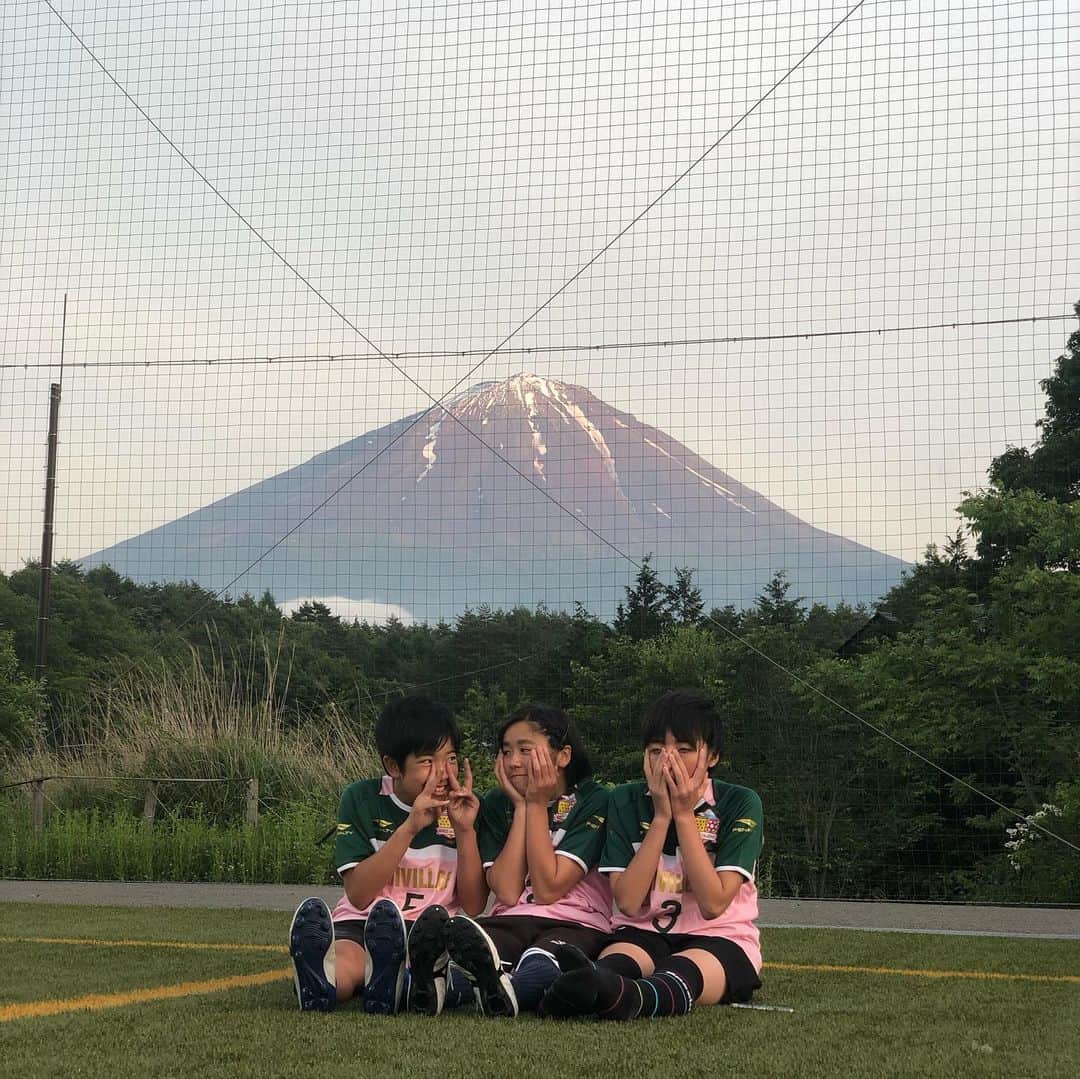 石原孝尚さんのインスタグラム写真 - (石原孝尚Instagram)「山梨、FCふじざくらで指導の日⚽️ 今日は富士山をバックに 三人で負けじと富士山😊😄😜 いつも元気をもらいに来てます☀️ 彼女たちの未来が すごく楽しみです😊⚽️🇯🇵 #fcふじざくら  #富士観光開発  #なでしこjapan」6月18日 23時29分 - taka_ishihara