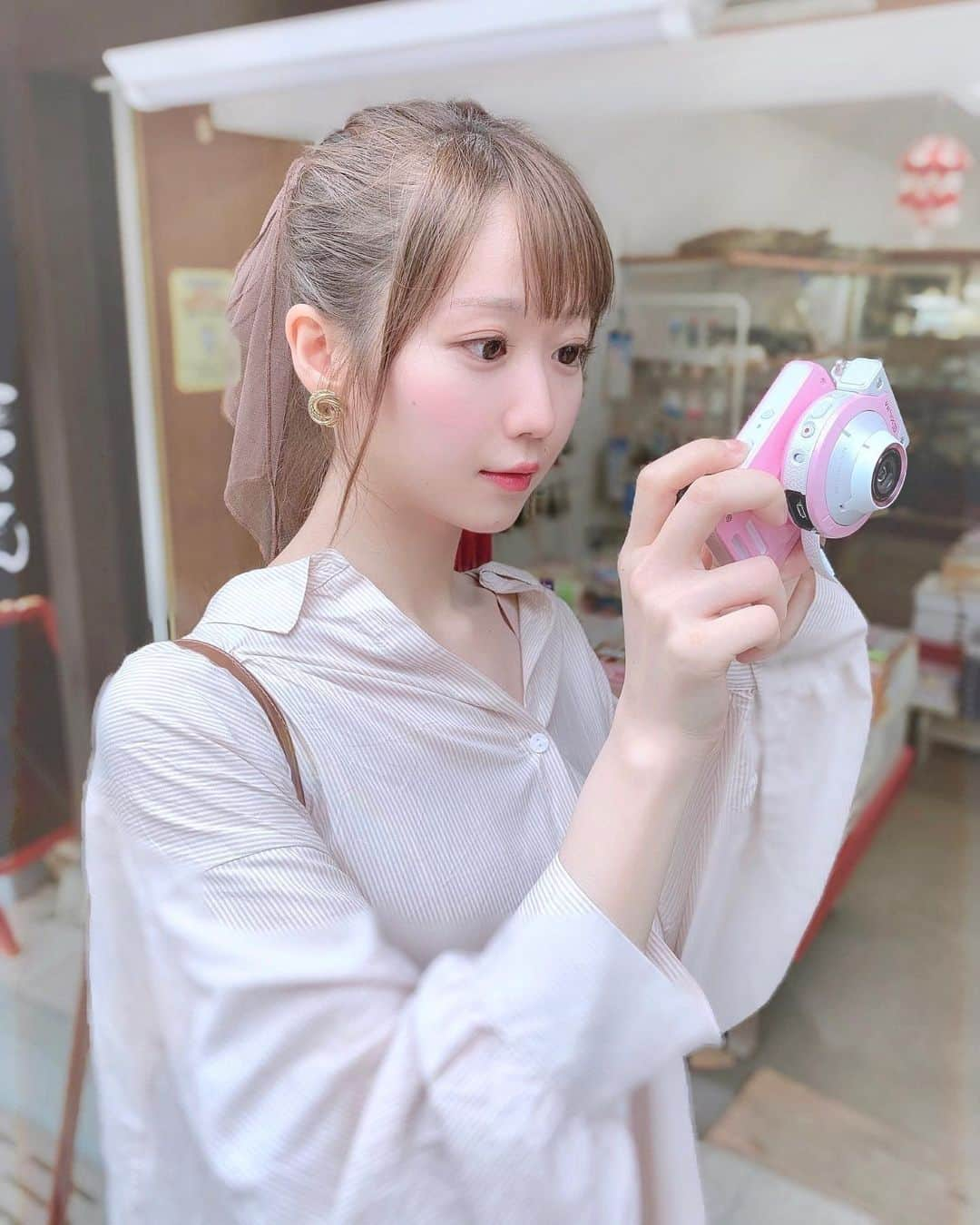 大谷映美里さんのインスタグラム写真 - (大谷映美里Instagram)「🙈✨🙈✨ ㅤㅤㅤㅤㅤㅤㅤㅤㅤㅤㅤㅤㅤ 何年か前クリスマスにお母さんから貰ったカメラ📷💕 お洋服とリボンは #snidel です！ ㅤㅤㅤㅤㅤㅤㅤㅤㅤㅤㅤㅤㅤ #江ノ島 #カメラ #🌸」6月18日 23時30分 - otani_emiri