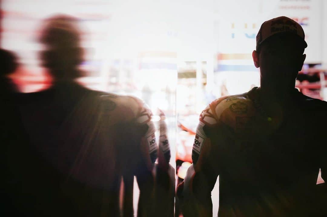 レプソル・ホンダのインスタグラム：「HRC Photographer @cormacgp ⠀⠀⠀⠀⠀⠀⠀⠀⠀ In Catalunya there’s a ‘corridor’ of sorts from the back of the pit box into the garage. I noticed on Thursday how the light sort of streamed in & reflected off the wall casting a spooky sort of shadow & reflection. In photography light is everything so I thought I’d try and work with it. Here, Jorge Lorenzo arrives into that corridor with the Repsol Honda trucks & his scooter behind him on the way into the garage for FP1. ⠀⠀⠀⠀⠀⠀⠀⠀⠀ ISO 160, 1/800, f/2.8」