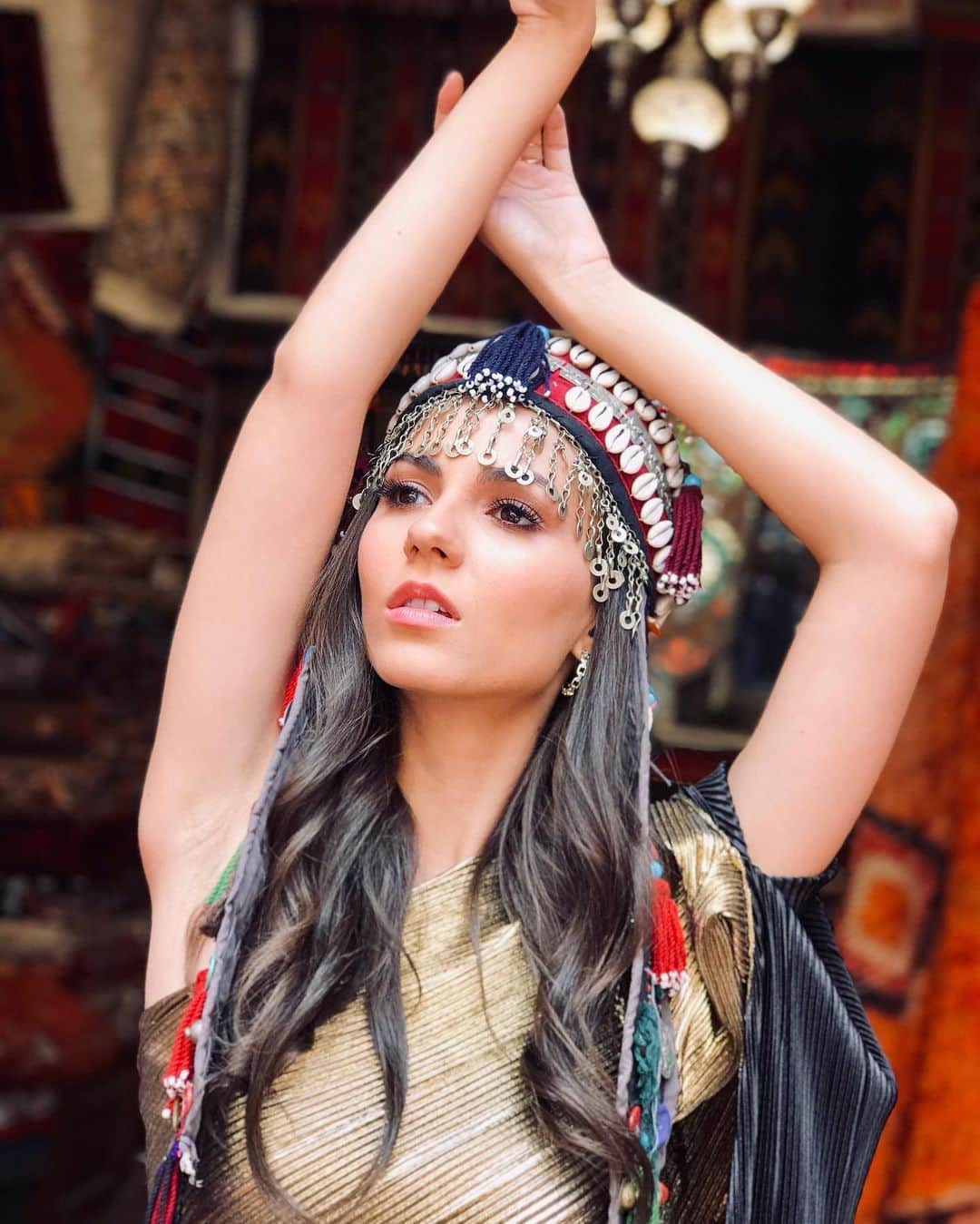 ヴィクトリア・ジャスティスさんのインスタグラム写真 - (ヴィクトリア・ジャスティスInstagram)「Surrounded by beautiful carpets & hats & lanterns & all things magical today in Cappadocia. Had the best time at @sultan_carpets . I don’t want to leave 😩❤️」6月18日 23時34分 - victoriajustice