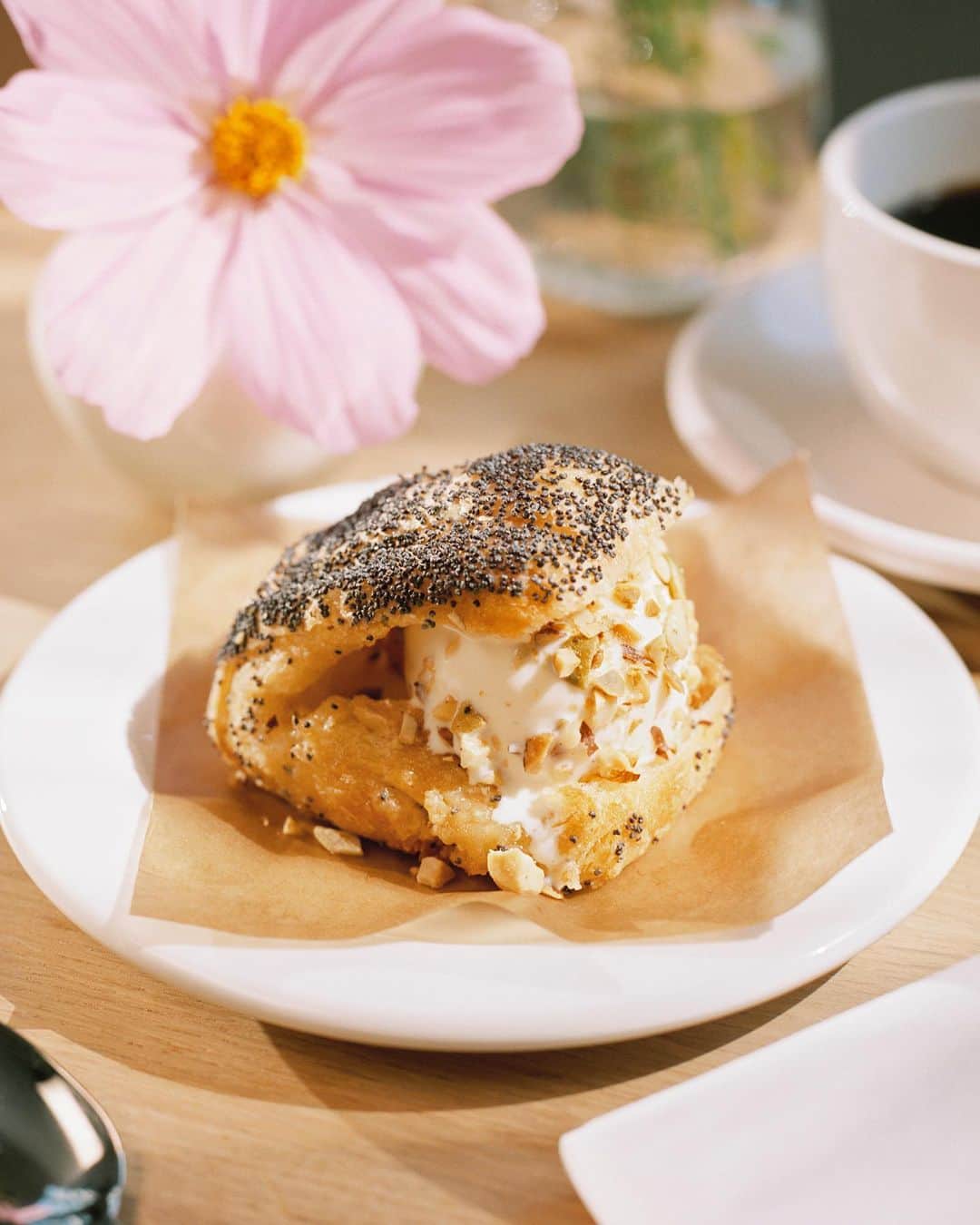 ARKETさんのインスタグラム写真 - (ARKETInstagram)「Introducing ARKET’s ice cream sandwich, made with traditional organic tebirkes Danish pastry, filled with a scoop of local organic vanilla ice cream and rolled in crunchy chopped nuts. - Available at select locations: Copenhagen Airport, Copenhagen City, Stockholm, Gothenburg, Covent Garden and Liverpool. - #ARKET #ARKETcafe」6月18日 23時35分 - arketofficial