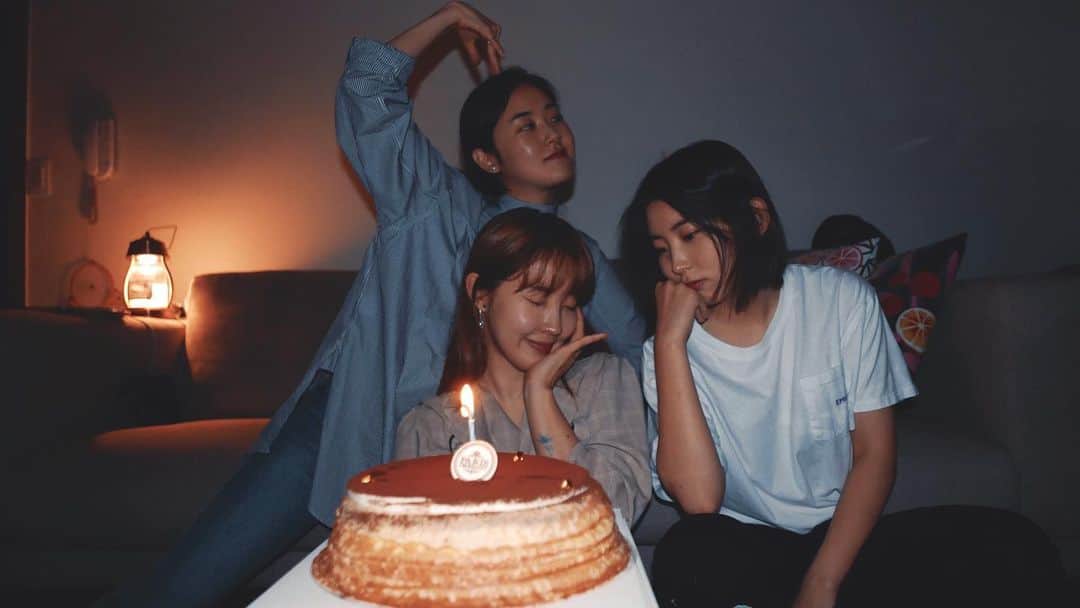 のインスタグラム：「벌써 10주년 우린 아직 상큼터지는데 축하해준 분들 고마워여 이렇게 또 세명이서 하게 되네 ☺️👣👩‍🎓🥭🍎🍑🍒🍌🍭🍩」